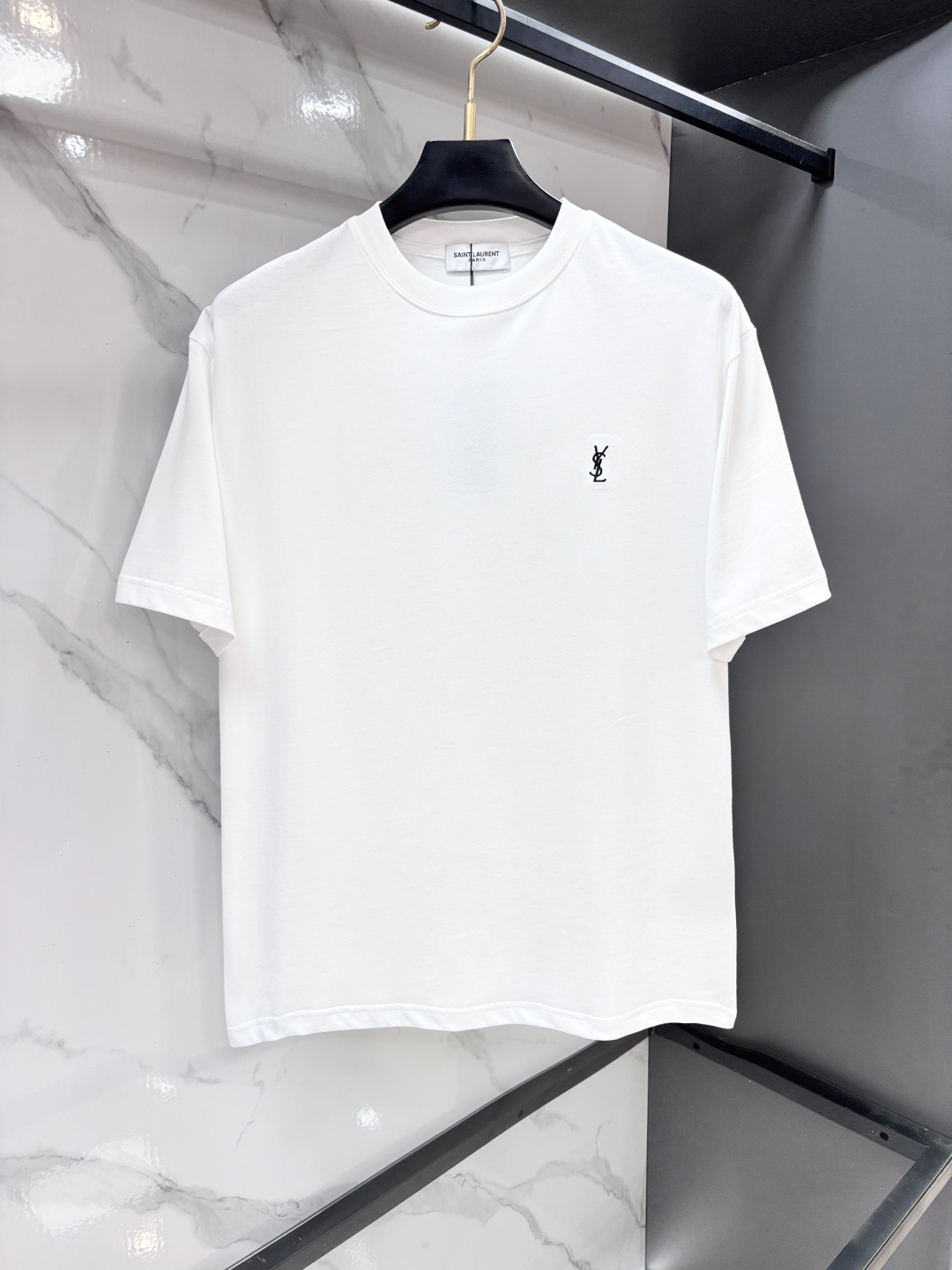 NO:957223,Yves Saint Laurent's 2026 counter best-selling short-sleeved T-shirt, classic small embroidered logo on the chest, casual couple short-sleeved T-shirt, classic pattern design, made of 270g pure cotton fabric, a must-have for couples!  It's skin-friendly and breathable, it's so personalized, and it's the same style for men and women!  ……………………………………………………………… SizeS-XXL,,saint laurent,T-shirt,tees,t-shirt,19860909圣罗兰 2026专柜热销款短袖T恤,经典胸前小标图案刺绣logo,休闲情侣短袖T恤,经典图案设计,采用270g克重纯棉面料,可搭配情侣刷街必备！亲肤透气,简直太个性了,男女同款！ …………………………………………………… SizeS-XXL,,saint laurent,T-shirt,tees，t-shirt,,Men's clothing
