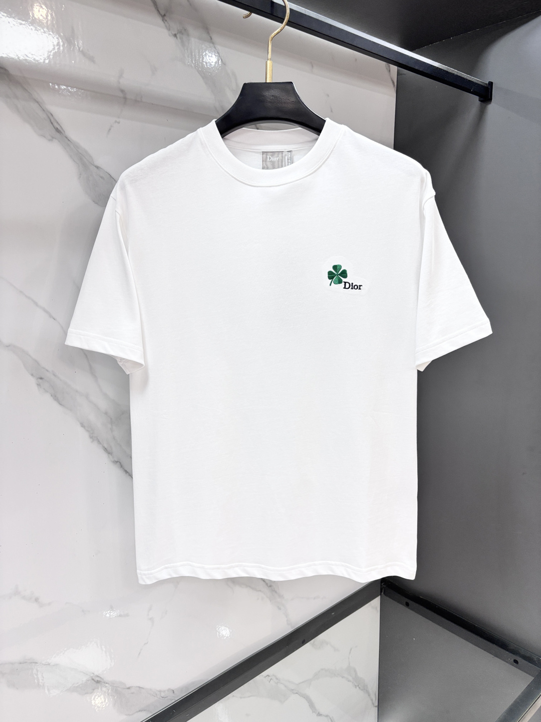 NO:957232,Dior 2026 spring and summer hot style｜Dior lucky four-leaf clover T-shirt Who knows!  This ceiling is really a spring and summer vibe!  Fully embroidered four-leaf clover design, low-key and unobtrusive, with a sense of sophistication hidden in the details, and a good luck buff. Selected heavyweight high-count cotton, soft but not collapsed, breathable in summer without sweating, and not deformed after multiple washes. Slightly loose fit, boys and girls can handle it. It is refreshing when worn alone or layered with a suit. It is also very textured when worn alone or layered with a suit. Black and white with closed eyes, can be worn for daily/commuting/dating, with a fresh and high-end feel. ……………………………………………………  SizeS-XXL,,dior,dior,tees,t-shirt,business suit,19860909迪奥 2026春夏爆款｜Dior幸运四叶草T恤 谁懂啊！这件真的是春夏氛围感天花板！ 满布刺绣四叶草设计,低调不张扬,细节里藏着精致感,自带好运buff 甄选重磅高支棉,软而不塌,夏天穿透气不闷汗,洗多次也不变形 微宽松版型,男生女生都能驾驭,单穿清爽、叠穿西装也很有质感 黑白双色闭眼冲,日常/通勤/约会都能搭,自带清新高级感 …………………………………………………… SizeS-XXL,,dior,dior,tees，t-shirt,business suit,,Men's clothing