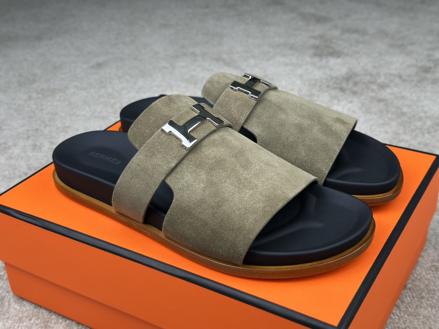 Hermès Sandal: Leather Upper, Iconic 'H' Cutout, Comfortable Slide – Sizes 38-47 2 cmp i1741973880177 8077 0 0