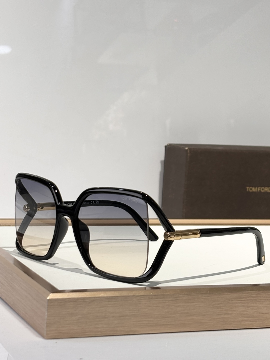  TOMFORD 
MODFT1089
SOLANGE
Size60-17-120
TF家别致的框型设计