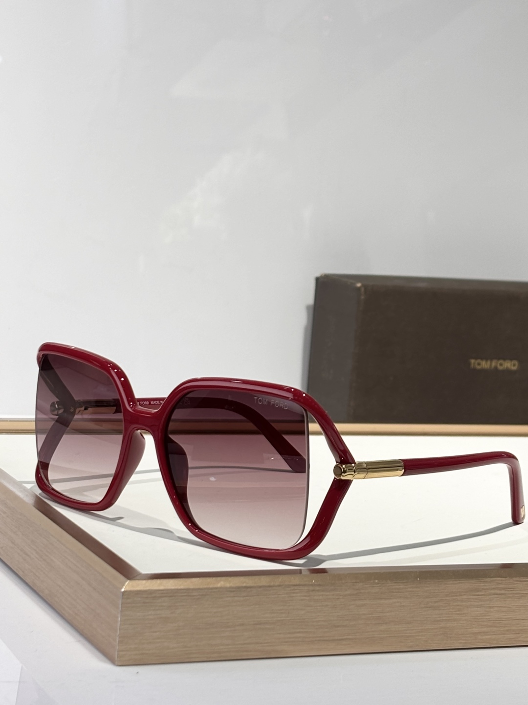  TOMFORD 
MODFT1089
SOLANGE
Size60-17-120
TF家别致的框型设计