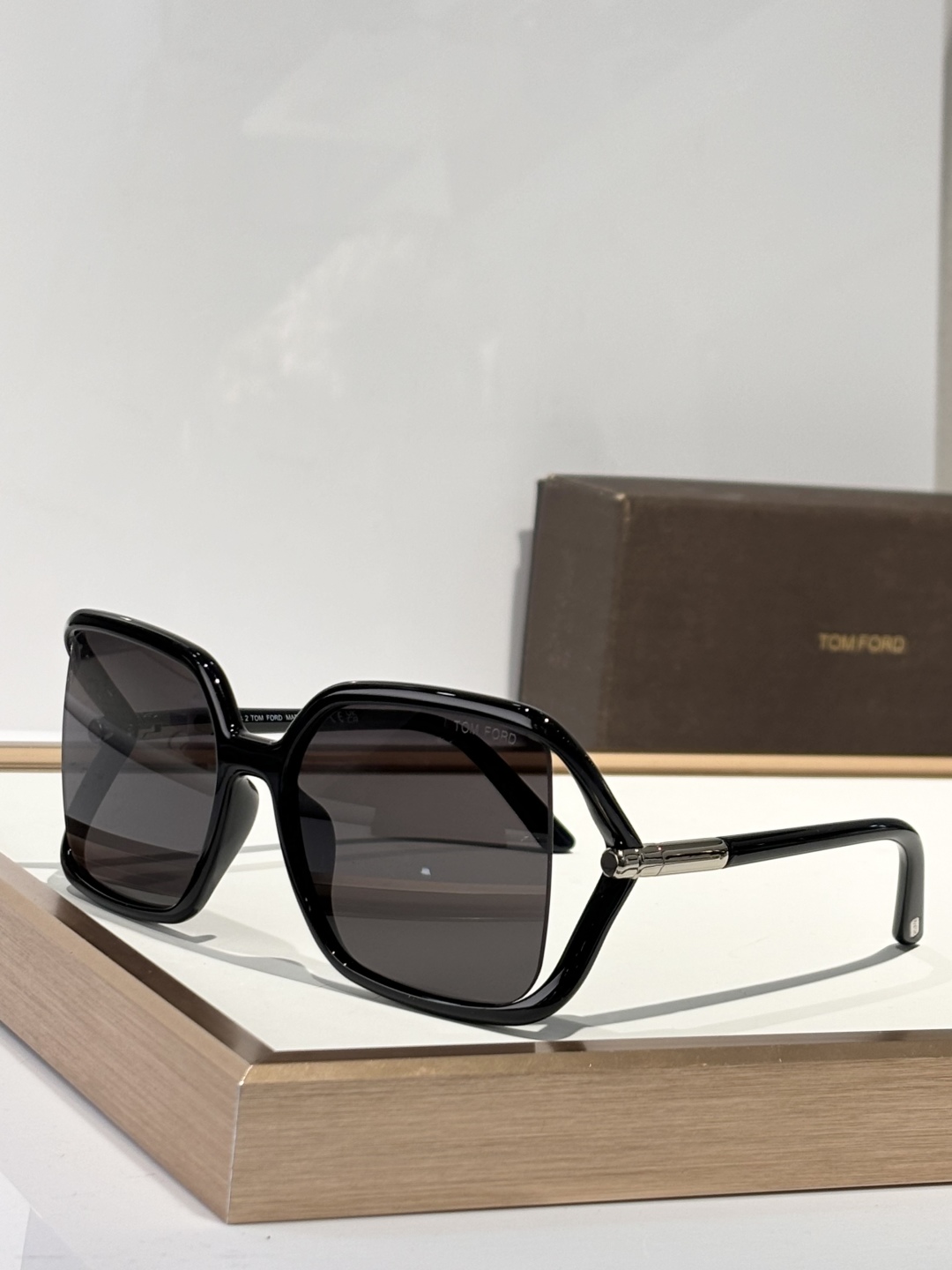  TOMFORD 
MODFT1089
SOLANGE
Size60-17-120
TF家别致的框型设计