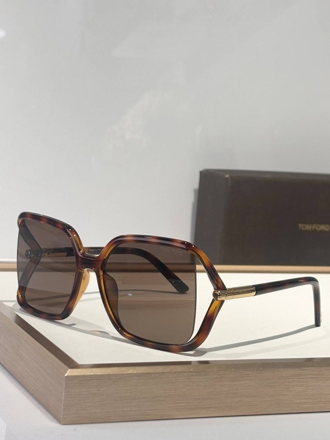  TOMFORD 
MODFT1089
SOLANGE
Size60-17-120
TF家别致的框型设计