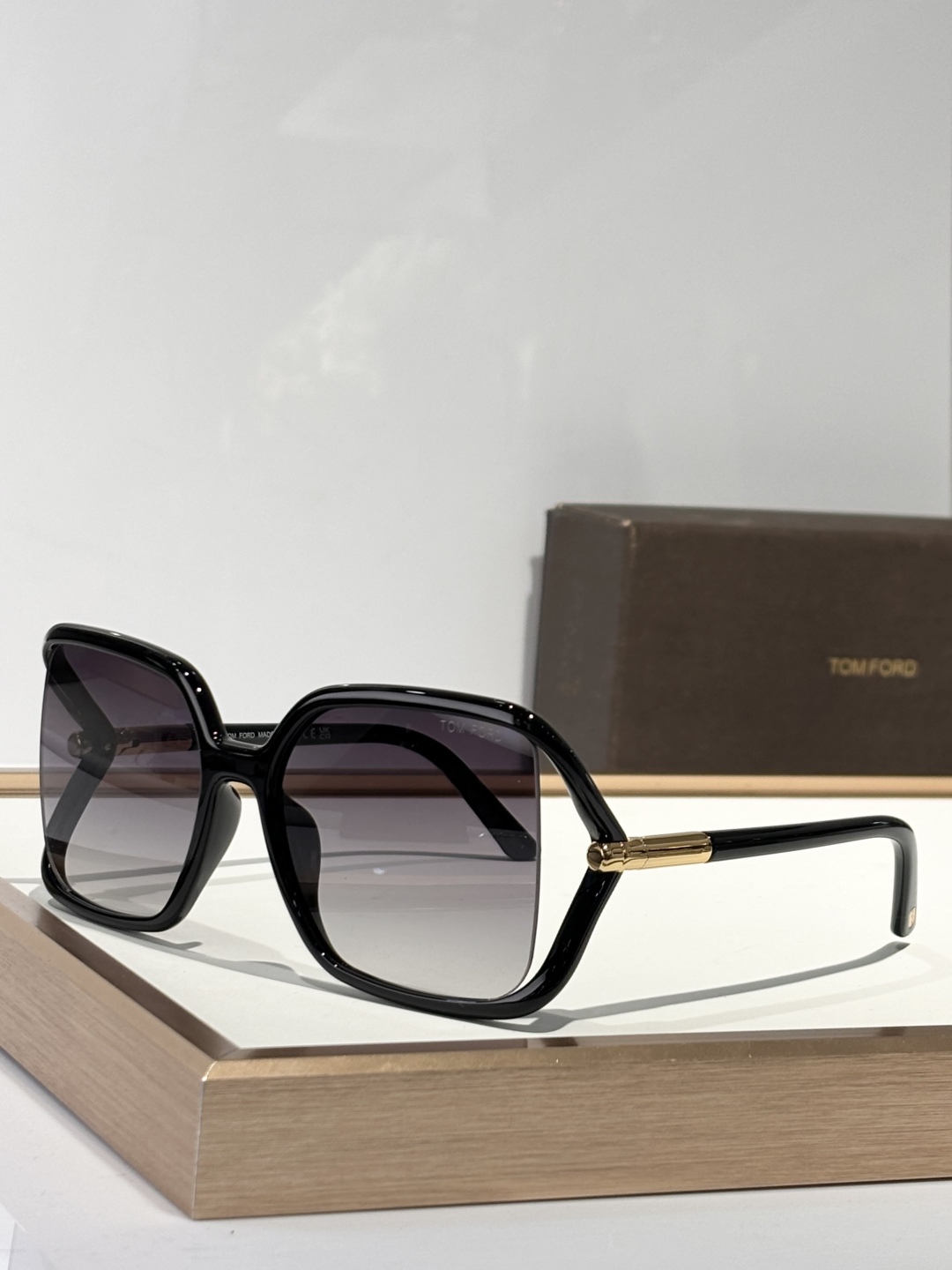  TOMFORD 
MODFT1089
SOLANGE
Size60-17-120
TF家别致的框型设计