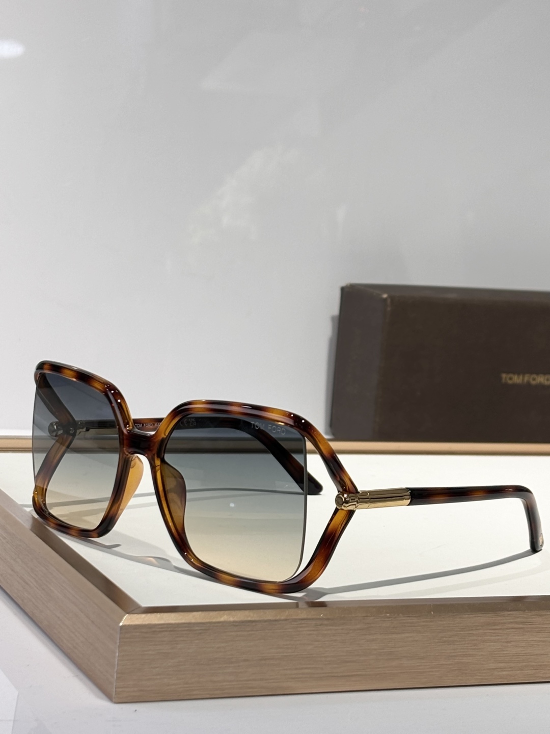  TOMFORD 
MODFT1089
SOLANGE
Size60-17-120
TF家别致的框型设计