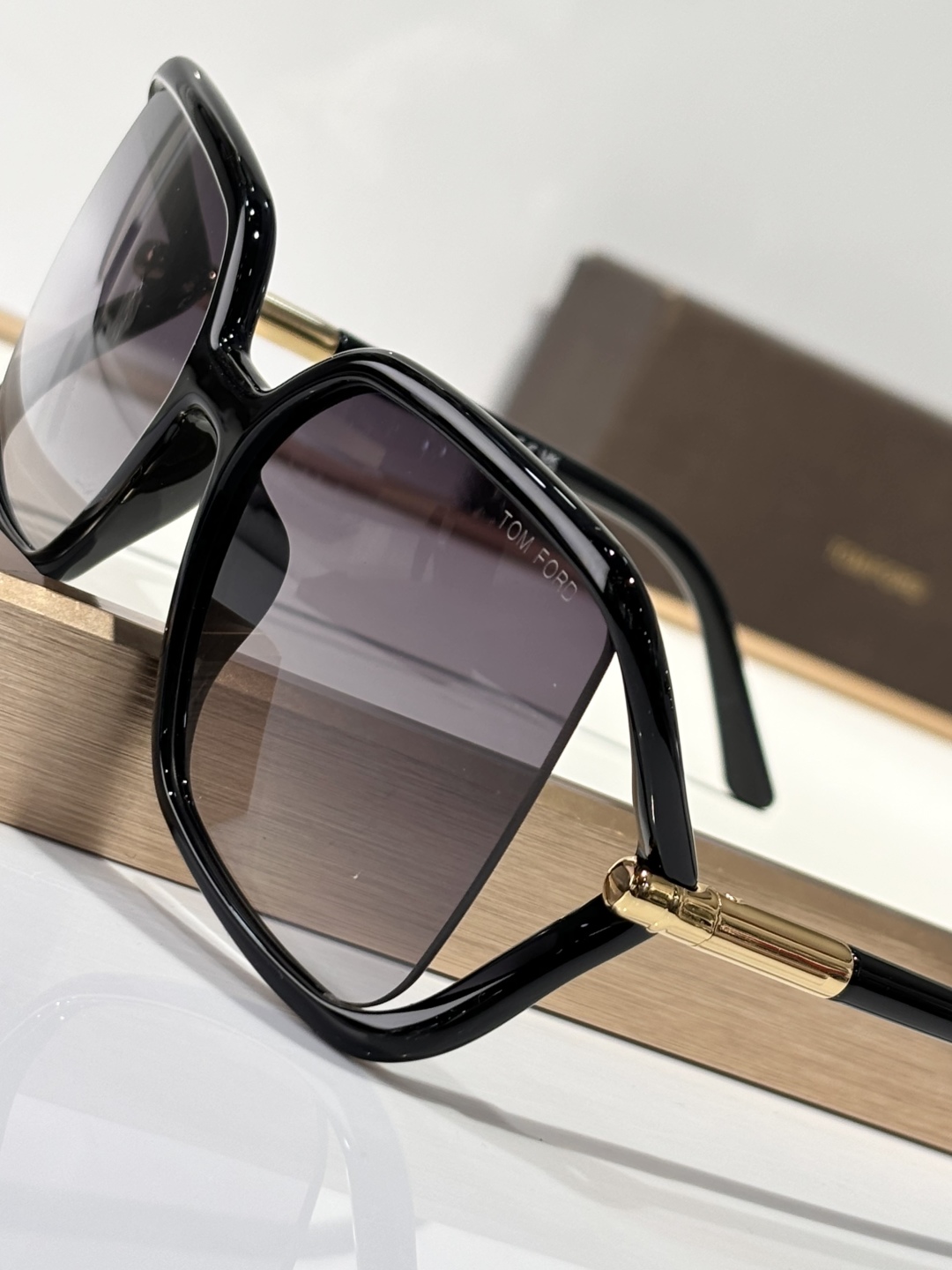  TOMFORD 
MODFT1089
SOLANGE
Size60-17-120
TF家别致的框型设计