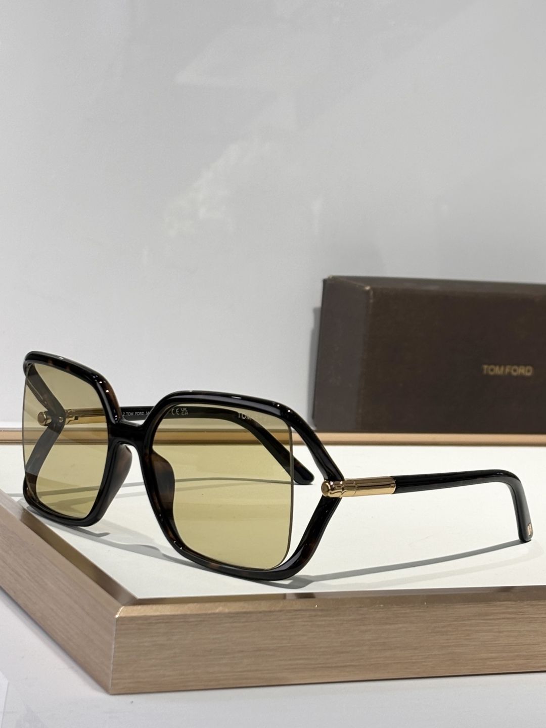  TOMFORD 
MODFT1089
SOLANGE
Size60-17-120
TF家别致的框型设计