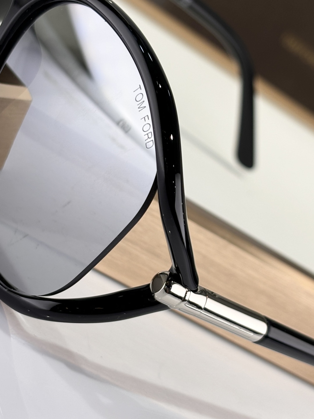  ￼ TOMFORD 
MOD MELODY FT1090
𝑻𝒐𝒎𝒇𝒐𝒓𝒅
Size59-18-120
