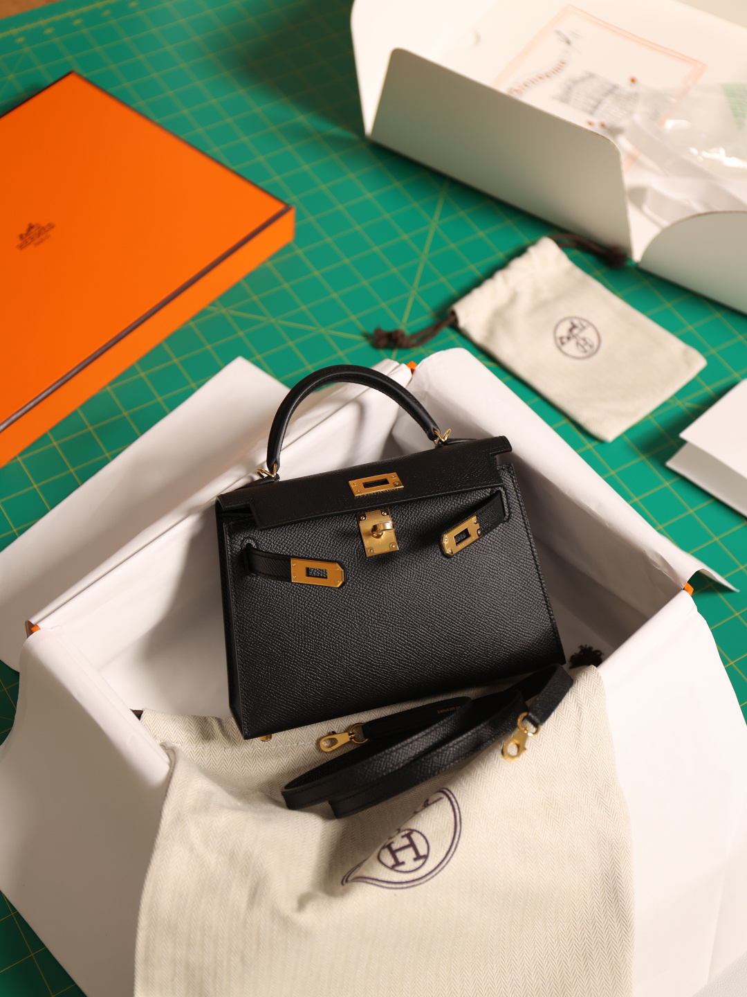 Channel goods reach 95% authenticity of genuine products. Exclusive source.  
Mini Kelly II B stamp, black with gold hardware. Exclusive channel goods, unique H channel items.  
Kelly handbag: top handle, shoulder, crossbody. Mini size: 19*12*6 cm.  
Hermès, founded in 1837 by Thierry Hermès in Paris, is a world-renowned luxury brand.  
Originally a maker of high-end saddlery, Hermès has a 180-year heritage centered on equestrian culture.  
With 180 years of history, Hermès is passed down through generations, known for exquisite craftsmanship and continuous creativity, making it a highly artistic French luxury brand.  
Channel goods codes: 9943088530; fully handmade: 9938088580; semi-handmade: 9912588175. image 1