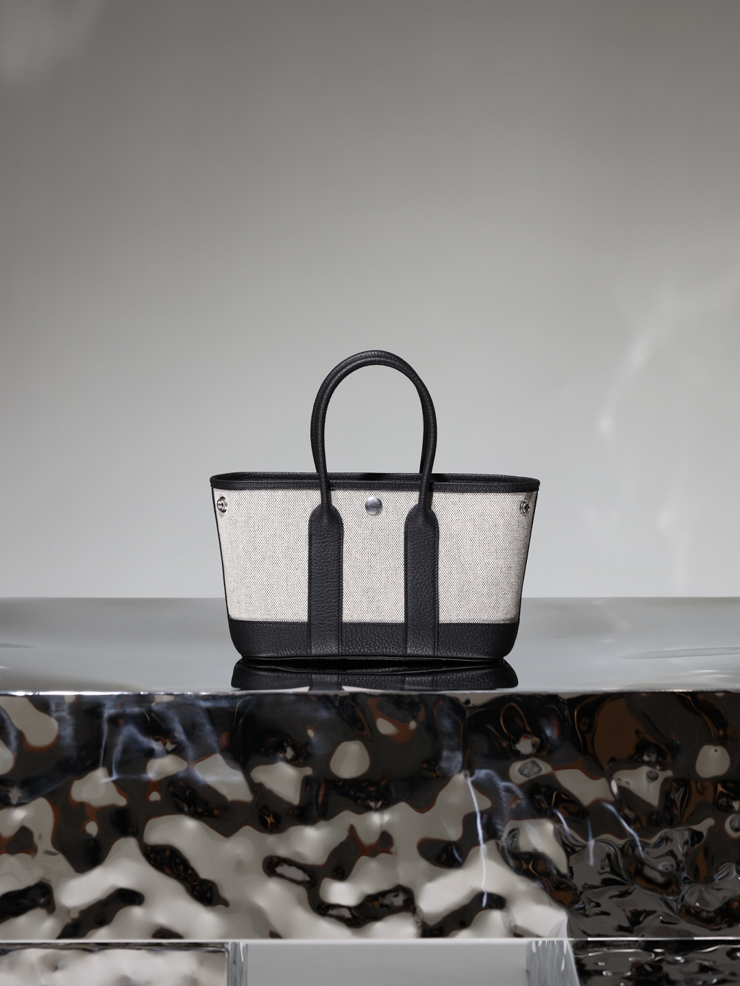 Channel goods reach 98% of authentic quality, exclusive supply. Special offer event.  
Hermès Garden Bag Black & White Panda Mini Canvas.  
Dear customers, the canvas version of the Hermès Garden Bag has always been very popular.  
Exclusive channel stock now available, ready to ship.  
Size: 23cm x 10cm x 16cm.  
Exclusive high-definition camera detailed shots.  
Canvas material: Genuine canvas has a strong texture, clear and even grain, and a comfortable feel. Common canvas often has irregular texture, rough feel, and may have odors. image 1