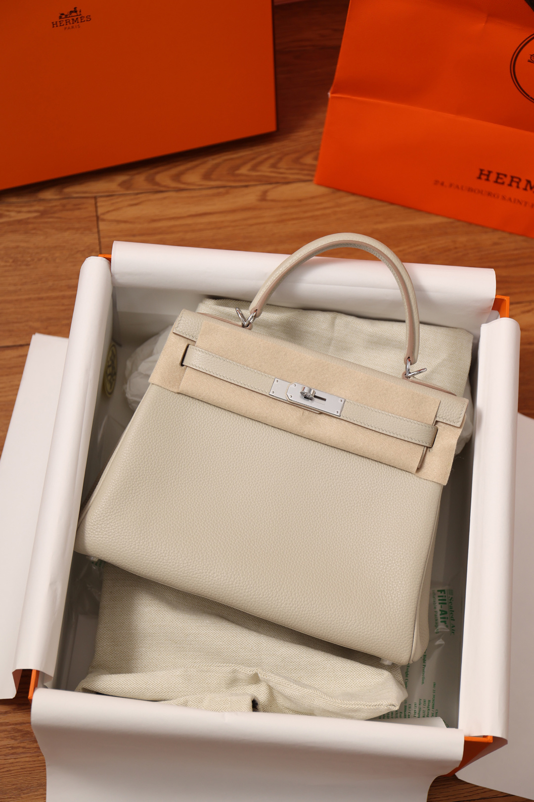 Channel product reaches 95% authenticity of genuine items. Custom Kelly 28cm with inner seam, Togo leather, Glacier White, silver buckle. Exclusive channel product—unique and unmatched. Original imported Togo leather made from young bull first-layer cowhide (distinct grain; specify when ordering). Lightweight, durable, comfortable texture with a glossy finish. Authentic original development and packaging. Marketed as a No.1 premium item. Size: 28cm x 22cm x 10cm. Channel product contact: 9973088930; Handmade contact: 9958088780. image 1