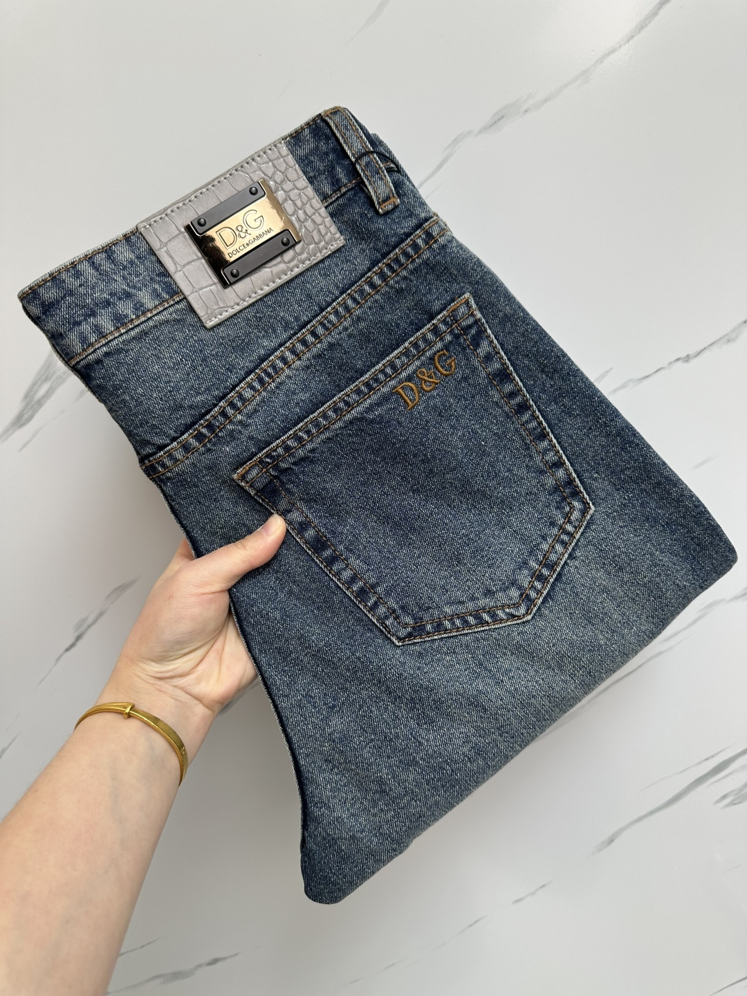 NO:131739,DG Spring and Summer New Style Original Single Ruthless Jeans, Original Hardware Leather Card!  The style is super formal. It is slim and not tight, and it is super stylish. Original customized washing denim fabric, original hardware and auxiliary materials are molded!  Very handsome on the upper body!  Number of codes 30-38, Dolce & Gabbana, jeans, alexander wang19860909DG 春夏新款 原单狠货牛仔裤,原版五金皮牌 ！版型超正.修身不紧身,超级有范,原版定制水洗牛仔面料,原版五金辅料开模！上身帅气十足！码数30—38,,Dolce&Gabbana,jeans,alexander wang,Men's clothing