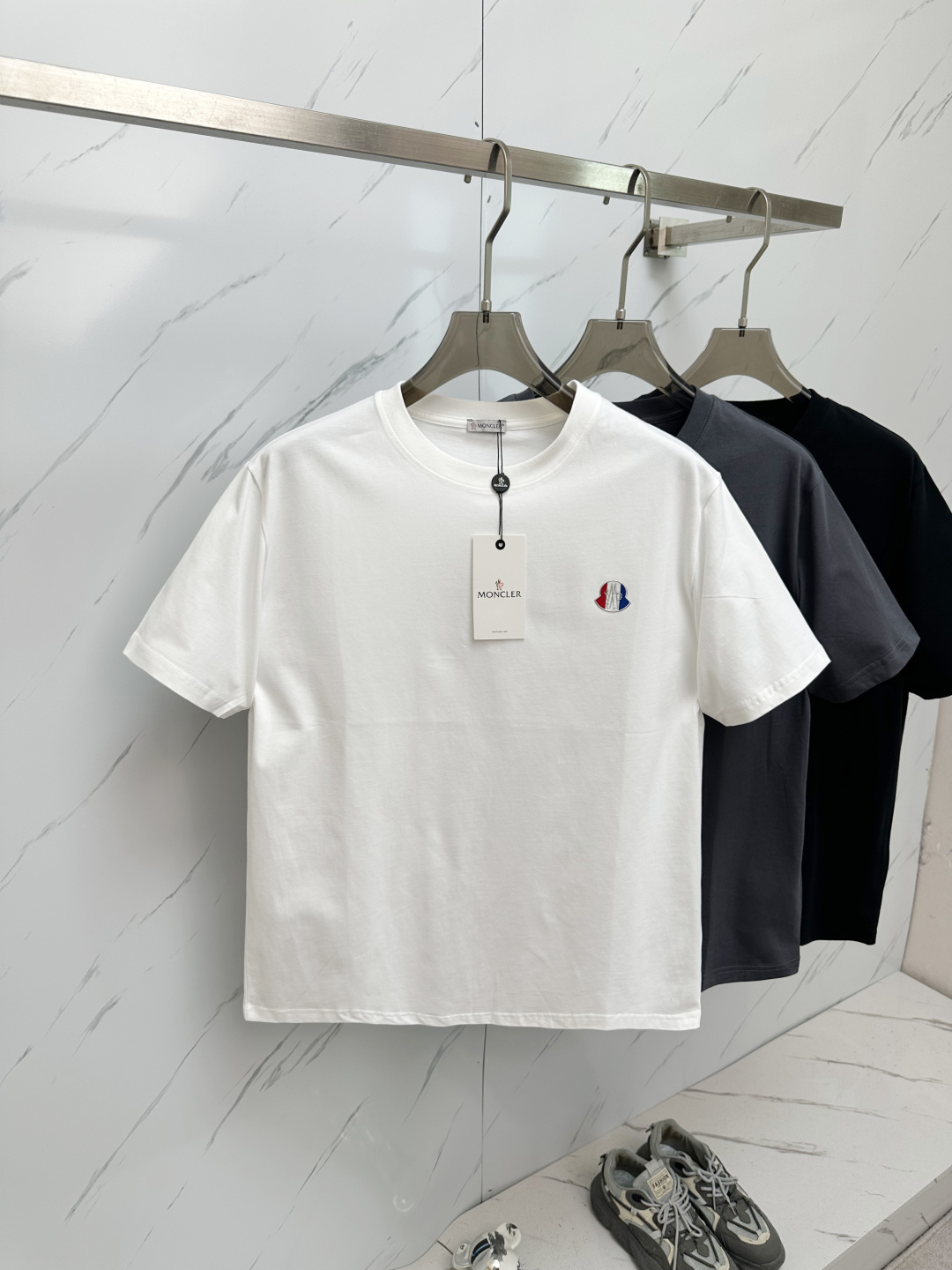 NO:125350,Mon2025ss summer latest product, available at the counter at the same time, original single ruthless goods, fashionable and casual round neck short-sleeved T-shirt, comfortable upper body!  Eye-catching and highlighted, using imported original fabric, classic logo pattern logo, simple but not lacking in fashion, fashionable and handsome on the upper body, 2 colors recommended, S-2XL X,, T-shirt,tees, t-shirt,alexander wang19860909Mon2025ss夏季最新品,专柜同步有售,原单狠货,时尚休闲圆领短袖T恤,上身舒适！吸睛而有亮点,采用进口原版面料,经典logo图案logo,简单而不失时尚,上身时尚帅气,2色推荐,码数S-2XL X,,T-shirt,tees，t-shirt,alexander wang,Men's clothing