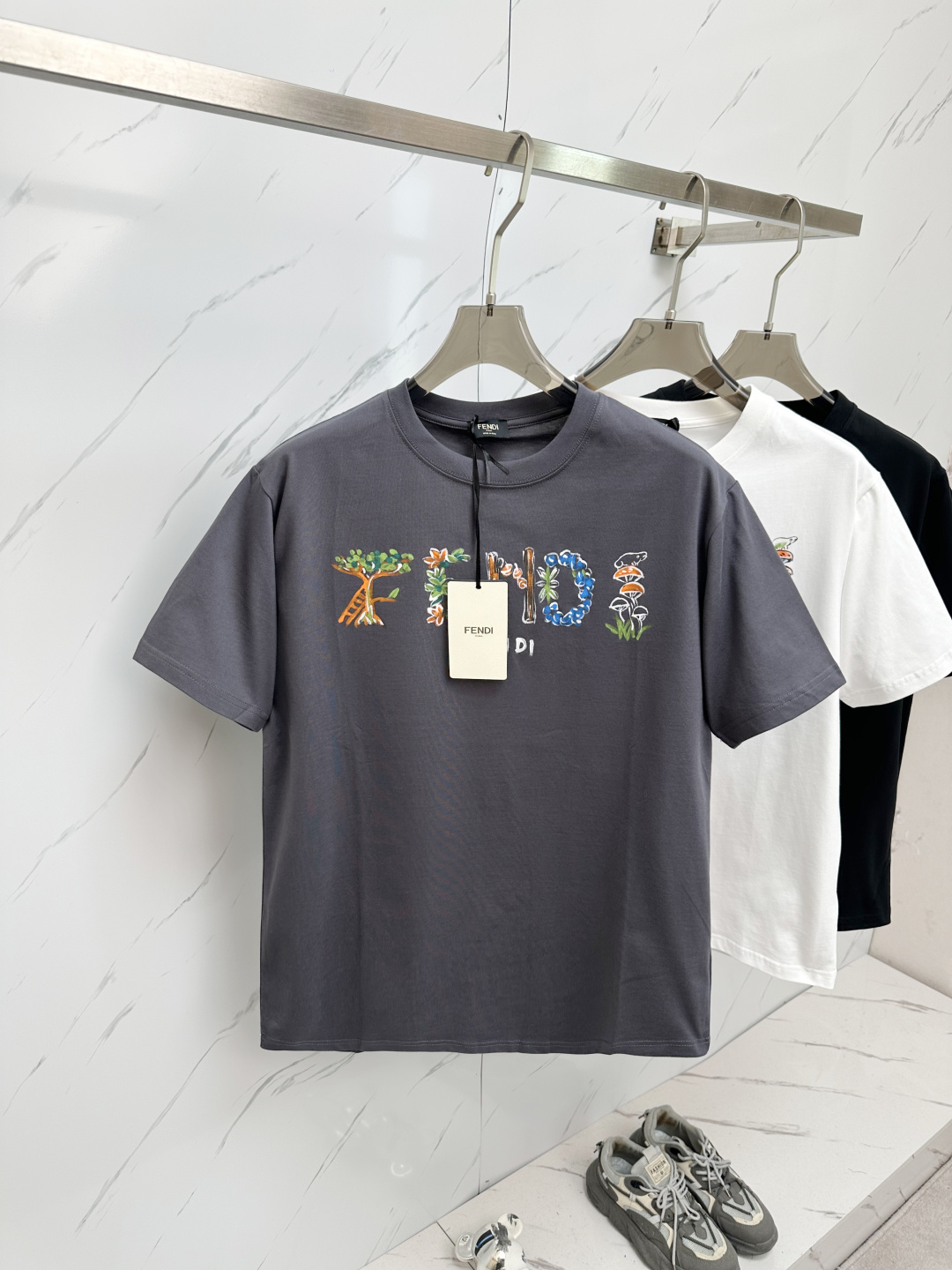 NO:118591,2025ss original high-quality couple model FEN summer new style pure hand-painted high-quality short-sleeved T-shirt Each piece is pure hand-painted exquisite upgraded official style Customized fabric Heavy and comb dyed fabric feels very comfortable, fashionable and personalized Super versatile and beautiful model Very suitable for both men and women A must-have for everyone Color: Black White Gray Size S-2XL,,fendi,T-shirt,tees,t-shirt,alexander wang198609092025ss原單高品質 情侶款  FEN夏季新款纯手工绘画完成 高品质短袖T恤 每一件都是纯手工手绘 精緻升級 官方同款 定制面料 重磅同缸染面料 手感非常舒服 時尚又個性 超級百搭好看的一款 男女都非常合適 人手必備款 顏色: 黑色 白色 灰色 尺碼S-2XL,,fendi,T-shirt,tees，t-shirt,alexander wang,Men's clothing