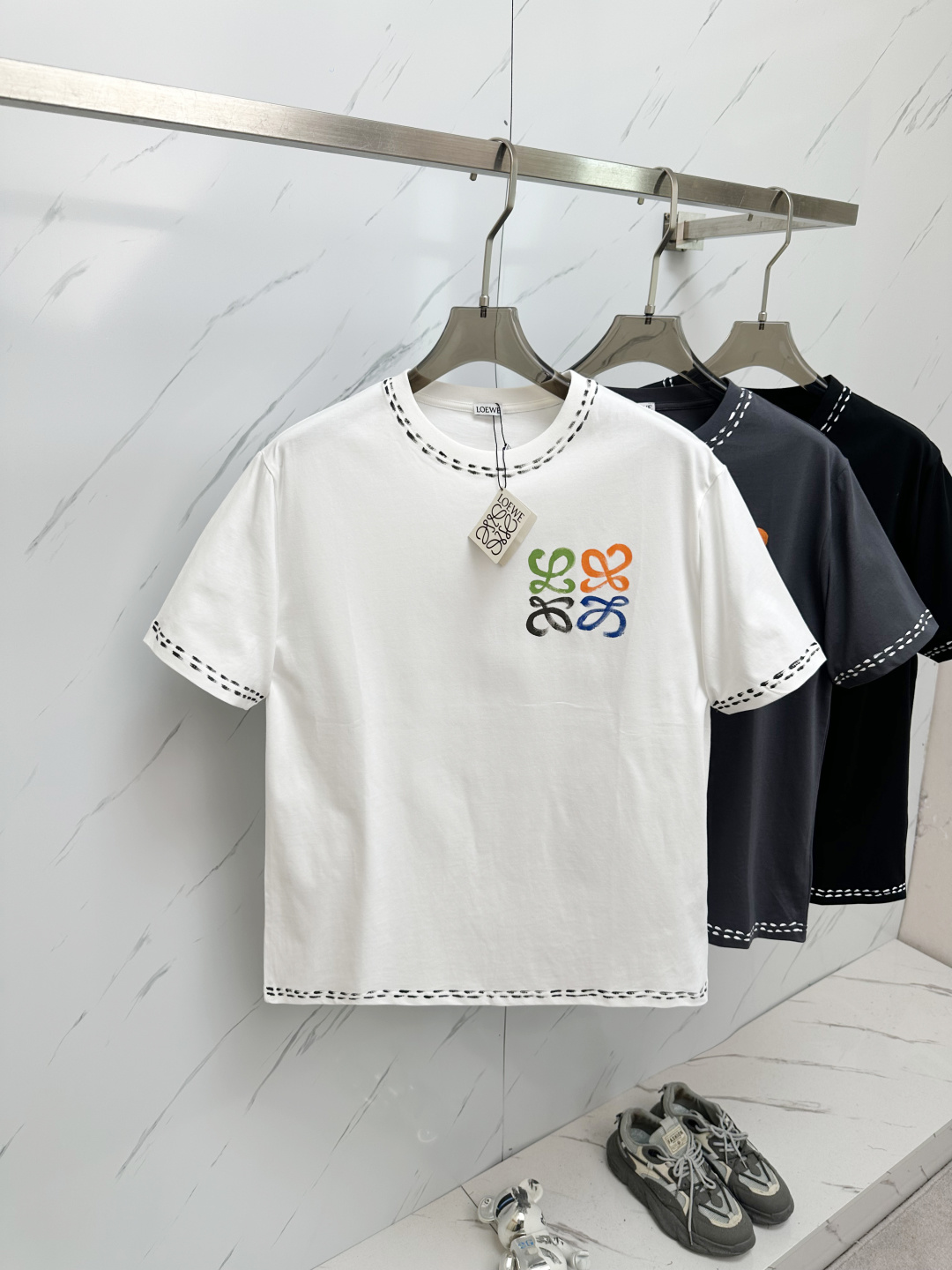 NO:125367,L EO2025 color hand-painted round neck short sleeves. The big logo is exquisitely upgraded, inspired by the retro 1980s. Original fabric. Official same style. Short-sleeved T-shirt. Customized same-cage dyed fabric. Very comfortable. The latest brick cabinets in spring and summer are synchronized. Fashionable and personalized. Super versatile and beautiful. It is very suitable for both men and women. Must have the right style for everyone. Color: black and white and gray. Size S-2XL X,,T-shirt,tees,t-shirt,alexander wang.19860909L EO2025彩色手绘圆领短袖 大Logo精致升级,灵感源自八十年代复古 原版面料 官方同款 短袖T恤 定制同缸染面料 手感非常舒服  春夏最新砖柜同步 时尚又个性 超级百搭好看的一款 男女都非常合适 人手必备款 颜色: 黑白灰 尺码S-2XL X,,T-shirt,tees，t-shirt,alexander wang,Men's clothing