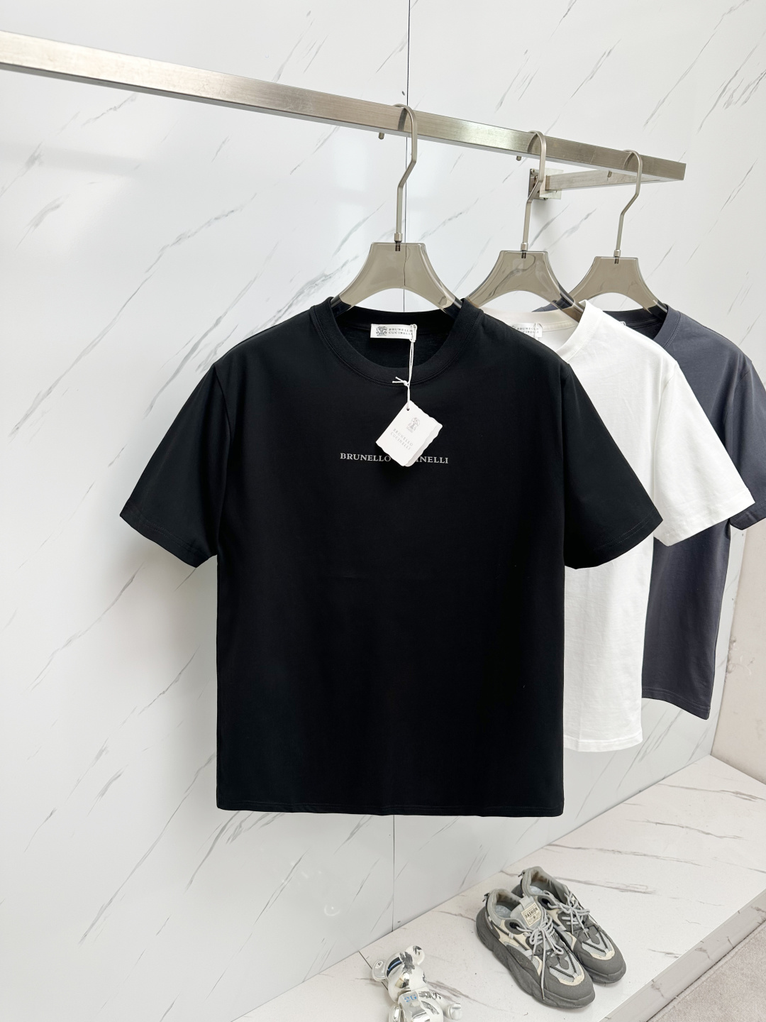 NO:118575,25ss Spring and Summer new style is coming~~~ As the first choice for upstarts, BC home materials are exquisite, and the overall design is quite fashionable. Today I recommend his 25-year travel series short-sleeved T-shirts to make the overall more fashionable. It looks simple. The craftsman spirit is reflected everywhere in the details. Classic logo letter design on the chest. Customized fabric. The upper body is comfortable and breathable. It has a good gloss. High-end and texture. The fabric is high. The guaranteed clothes are crisp. Orders for full-quality. High-quality and simple. High-quality. High-quality. Recommended in the whole style. Color. Black. White. Gray. Number of codes. S-2XL.,chanel. T-shirt. Tees. Alexander wang.1986090925ss春夏新款来袭～～～作为新贵的首选 BC家材质讲究的同时 整体的设计颇具时尚感 今天推荐他家25年旅行系列短袖T恤 让整体更加时尚 看似简单T恤 细节上处处都体现工匠精神 胸前经典logo字母设计 定制面料 上身舒适透气 又有很好的光泽感 高档而显质感 面料的支数高 保证的衣服挺括感 全品相的订单 春夏强烈推荐 颜色 黑色 白色 灰色 码数S-2XL,,chanel,T-shirt,tees，t-shirt,alexander wang,Men's clothing