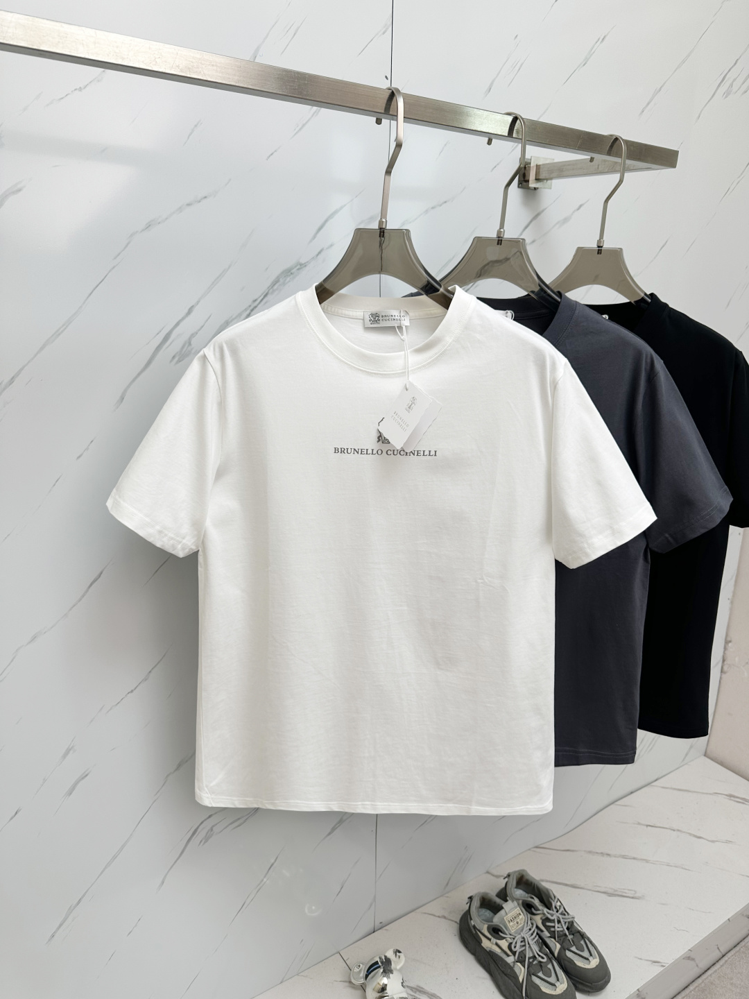 NO:118567,25ss Spring and Summer new style is coming~~~ As the first choice for upstarts, BC home materials are exquisite, and the overall design is quite fashionable. Today I recommend his 25-year travel series short-sleeved T-shirts to make the overall more fashionable. It looks simple. The craftsman spirit is reflected everywhere in the details. Classic logo letter design on the chest. Customized fabric. The upper body is comfortable and breathable. It has a good gloss. High-end and texture. The fabric is high. The guaranteed clothes are crisp. Orders for full-quality. High-quality and simple. High-quality. High-quality. Recommended in the whole style. Color. Black. White. Gray. Number of codes. S-2XL.,chanel. T-shirt. Tees. Alexander wang.1986090925ss春夏新款来袭～～～作为新贵的首选 BC家材质讲究的同时 整体的设计颇具时尚感 今天推荐他家25年旅行系列短袖T恤 让整体更加时尚 看似简单T恤 细节上处处都体现工匠精神 胸前经典logo字母设计 定制面料 上身舒适透气 又有很好的光泽感 高档而显质感 面料的支数高 保证的衣服挺括感 全品相的订单 春夏强烈推荐 颜色 黑色 白色 灰色 码数S-2XL,,chanel,T-shirt,tees，t-shirt,alexander wang,Men's clothing