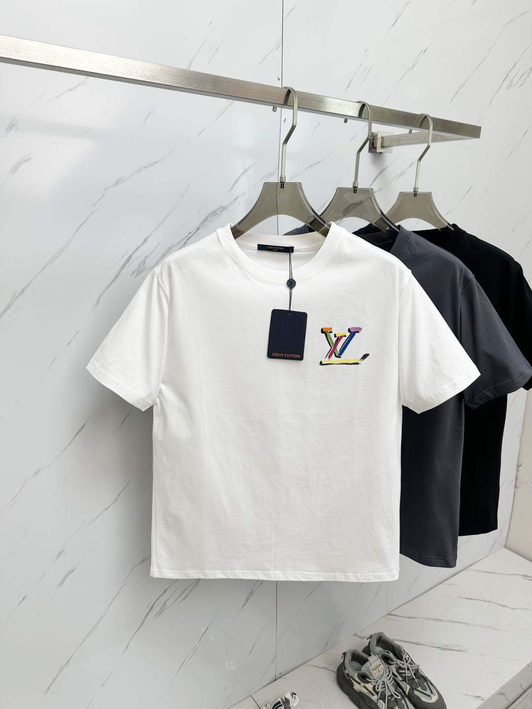 NO:118570,The new round neck short-sleeved T-shirt in 2025 Lujia Spring and Summer is here!  The classic hand-painted logo golo on the chest!  The back L home hand-painted elements echo the front and back. The slightly loose casual style is comfortable and easy to wear. It uses 240 grams of pure cotton fabric, excellent quality. Three colors fly together, black and white and gray. S-2XL,,louis vuitton,louis vuitton,louis vuitton,t-shirt,tees,t-shirt,alexander wang198609092025驴家春夏新款圆领短袖T恤来咯！胸前L家经典手绘标识golo！后背L家手绘元素前后相呼应.微宽松休闲版型 舒适好穿.采用 240 克重纯棉面料,品质超赞 三色齐飞 黑白灰 码数S-2XL,,louis vuitton,louis vuitton,louis vuitton,T-shirt,tees，t-shirt,alexander wang,Men's clothing