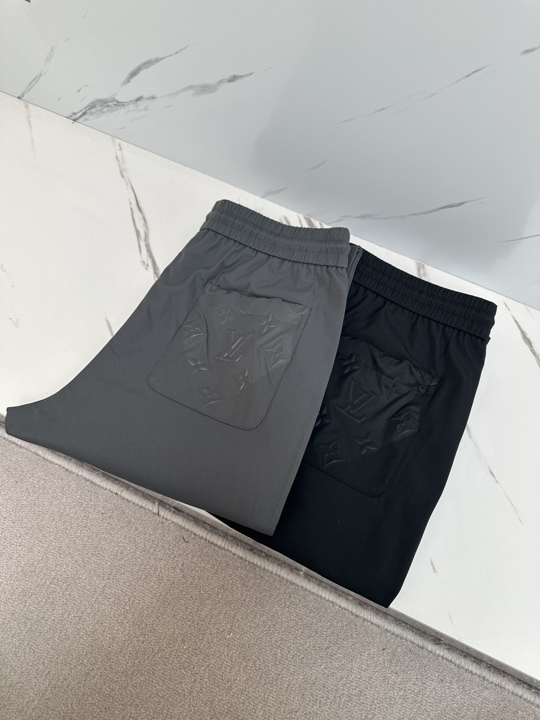 NO:453409,lv top-quality products 2025 spring and summer new casual pants!  Brand classic LOGO casual pants, customized fabric, excellent comfort, strong hand touch. Extremely recognizable, perfect quality craftsmanship. Size M-3XL,,louis vuitton,alexander wang19860909lv 顶级货品 2025春夏新款休闲裤！品牌经典LOGO休闲裤 ,定制面料,舒适度极好,手触感强烈.辨识度极高,完美品相工艺. 尺码M-3XL,,louis vuitton,alexander wang,Men's clothing