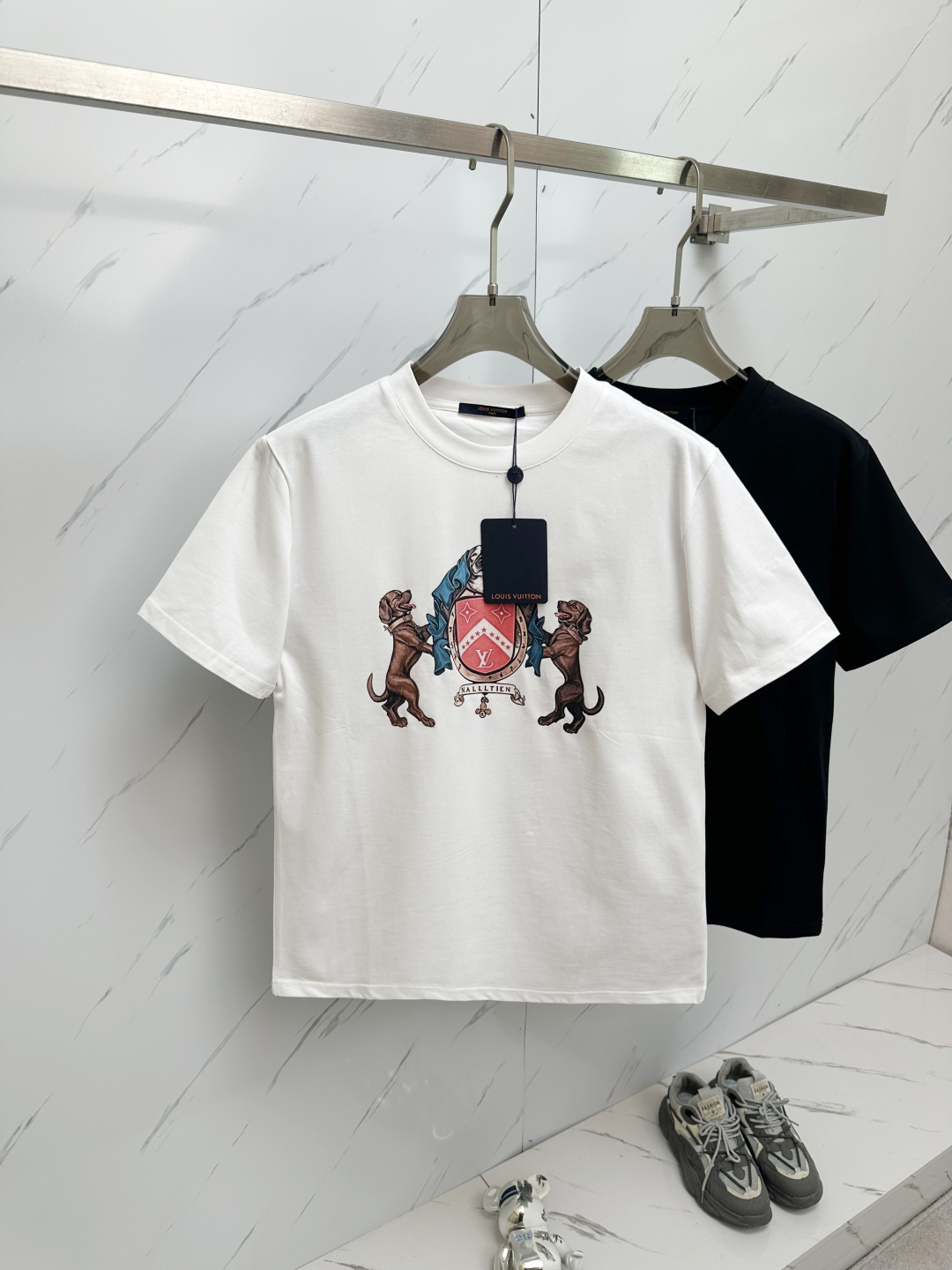 NO:125364,2025ssL Home Double Dog Logo Round Neck Short Sleeve Fabric is made of high-quality pure cotton fabric woven with plain weft structure. The characteristics of this fabric include vertical intersection of warp and weft yarns, clear texture of warp and weft yarns on the cloth, soft texture, comfortable wearing, good moisture absorption, strong breathability, not easy to deform, wash and wear, etc. Dog printing technology base, adjust the same color paste material according to the original color special, and choose high-elastic tie-up glue printing. Increase the elasticity of the printing part, and the penetration is strong, especially on cotton fabrics. The details of the printing are handled in place, without burrs and cross-border marks. After technical processing of the printing screen, the slurry in the pattern can penetrate the fabric, with strong permeability and clearly visible fabric texture.  The chest is marked with resin beads, and the warm and shiny embellishment of resin beads. The choice of resin beads can give the product a soft touch and light visual effect, making the overall design more prominent. sizeS-2XL X,,louis vuitton,T-shirt,alexander wang198609092025ssL家双狗徽标圆领短袖 面料采用平纹组织方式织造的品质优良的纯棉面料.这种面料的特点包括经纬纱线垂直相交,布面经纬纱线纹理清晰,手感柔软,穿着舒适,吸湿性好,透气性强,不易变形,耐洗耐穿等. Dog印花工艺打底,根据原色特调同色胶浆材质,选择高弹拉架胶浆印刷.增加印花部位弹力,同时渗透力色牢度较强,尤其在全棉面料上效果更好.印花之间细节处理非常到位,无毛边及过界痕迹.经过对印刷网版进行技术处理,使有图案的地方浆料能够透过到织物上,渗透性强且面料纹路清晰可见. 胸前以树脂珠饰点缀标识,利用树脂珠饰的温润光泽点缀,树脂珠饰的选择能够赋予产品柔和的触感与轻盈的视觉效果,让整体设计更加凸显出整体的视觉效果. sizeS-2XL X,,louis vuitton,T-shirt,alexander wang,Men's clothing