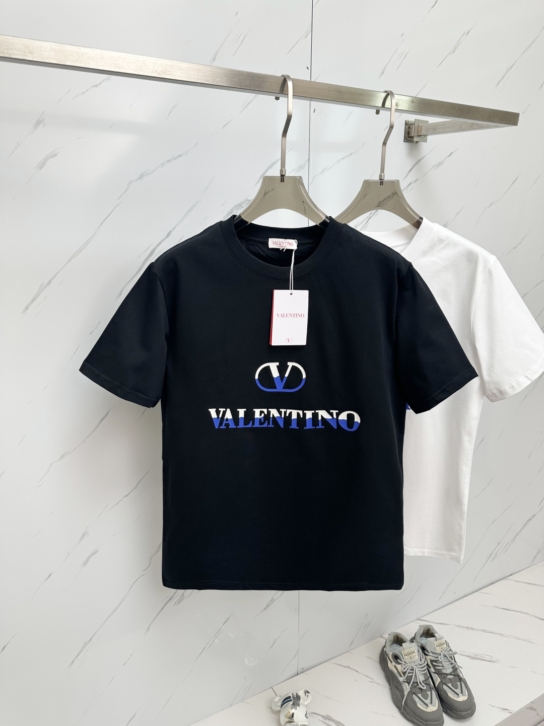 NO:125361,25ssVALE early spring new style light luxuryism must-have items for men and women's daily commuting outfits Correct version Welcome to compare Detailed features · 260g pure cotton fabric · Special bold thread for same cylinder · Double needle thread cross-seaming process Color black/white Size S/M/L/XL/2XL X,,valentino,alexander wang1986090925ssVALE早春新款 轻奢主义 男女日常通勤穿搭必备单品 正确版本 欢迎对比 详细特征 · 260克 纯棉面料  · 同缸定染特种加粗螺纹 · 双针车线跨缝工艺 颜色黑色/白色  尺码S/M/L/XL/2XL X,,valentino,alexander wang,Men's clothing