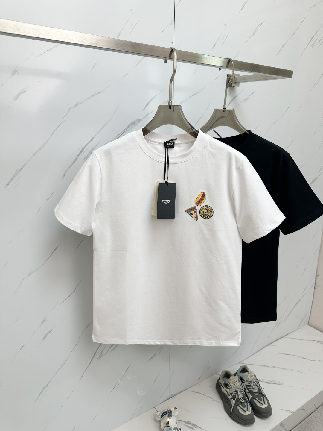 NO:125358,25ss men and women round neck short sleeves, 260 gram weight Fe*di candy multi-color embroidered short sleeve round neck T-shirt, heavy cotton material. The chest is decorated with color-blocking stitch FF embroidery. Comfortable upper body. Summer must-have items S-2XL X,,T-shirt,tees,t-shirt,alexander wang1986090925ss男女同款圆领短袖 克重260 Fe*di 糖果多色刺绣短袖圆领T恤 重磅棉质材质.胸前饰有拼色线迹FF凸纹刺绣. 上身舒服 夏季必备单品 码数S-2XL X,,T-shirt,tees，t-shirt,alexander wang,Men's clothing