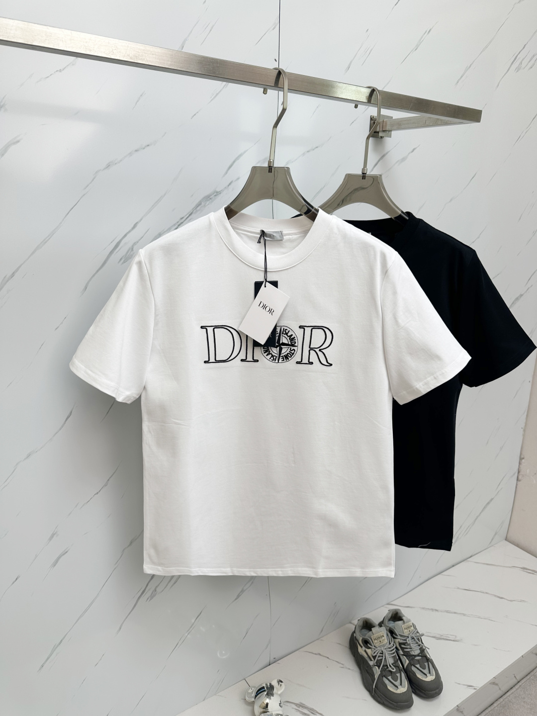 NO:125356,2025ss Spring and Summer New Round Neck Short Sleeve Dio x Stone Island Embroidery Short Sleeve Customized fabric Full texture and soft feel ANDSTONE ISLAND Embroidery embroidery embroidery embroidery The classic stars of Stone Island are like pearls on the crown, complementing the Dio brand logo A double feast of fashion and quality Prestige Co-branding Show luxury Use imported machine embroidery technology Use advanced computer control systems and precision mechanical components to realize Dio Stone ISland embroidery operation High precision Fluid and delicate lines Gubo tissue process By adjusting the weaving method of the front and rear continuous needle beds, the horizontal raised effect formed on the surface of the knitted fabric is fully three-dimensional. The fabric has been washed and the texture is better. It is not easy to deform, not easy to shrink, not easy to fade, and maintains long-term beauty.  Same model for men and women Size S M L XL 2XL X,,dior,T-shirt,alexander wang198609092025ss春夏新款圆领短袖Dio x Stone island 刺绣短袖 定制面料 质感十足 手感柔软 ANDSTONE ISLAND 刺绣点缀正面 Stone Island 的经典星星如同王冠上的明珠 与 Dio 品牌标志相得益彰 时尚与品质的双重盛宴 尊贵联名 尽显奢华 采用进口机刺绣工艺 使用先进的计算机控制系统和精密的机械部件 实现Dio Stone ISland刺绣作业 精度高 线条流畅而细腻 谷波组织工艺 通过调整前后连续针床的编织方式 使针织物表面形成的横向凸起效应 立体感十足 面料都经过浇洗 手感质感更佳 不易变形 不易缩水 不易褪色 保持长久的美观 男女同款 尺码 S M L XL 2XL X,,dior,T-shirt,alexander wang,Men's clothing