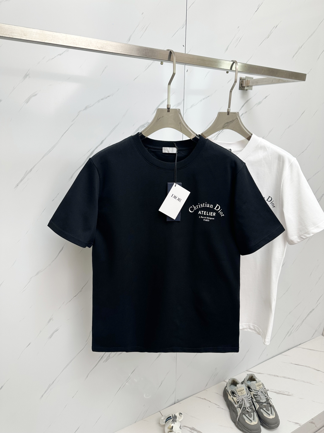 NO:125354,(The letter logo has a luminous effect) 2025ss Spring and Summer new round neck short sleeves, original single high version, couple model, brand letter logo digital printing, official website synchronization, counter pure cotton fabric! Comfortable skin, durable and easy to wear, classic and simple logo design, original craftsmanship meticulous, customized 290 G fabric with same cylinder, very comfortable to touch, latest brick cabinet synchronized, fashionable and personalized, super versatile and beautiful, very suitable for both men and women, essential models for people, color black and white, S-2XL X,, T-shirt, alexander wang19860909（字母logo有夜光效果）2025ss春夏新款圆领短袖 原單高版本 情侶款  品牌字母logo數碼印花,官網同步,專櫃純棉面料！貼膚舒適,耐看又好穿,經典簡約logo設計,原廠工藝一絲不苟,定制290 G 同缸染面料 手感非常舒服 最新磚櫃同步 時尚又個性 超級百搭好看的一款 男女都非常合適 人手必備款 顏色黑色 白色 碼數S-2XL X,,T-shirt,alexander wang,Men's clothing