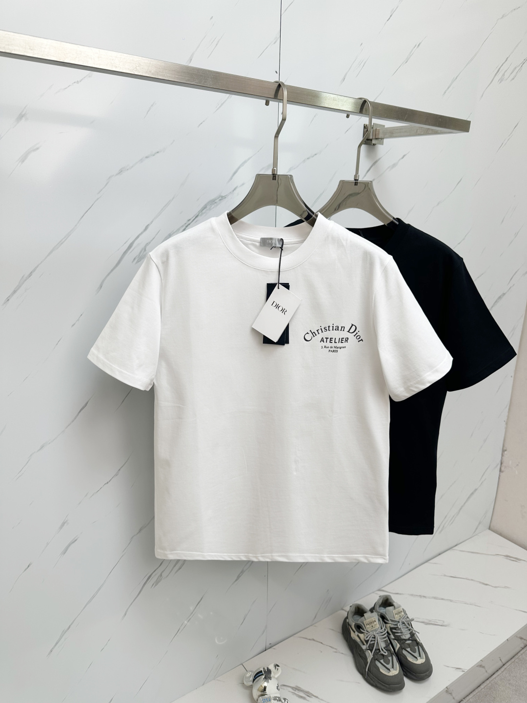 NO:125355,2025ss Spring and Summer New Round Neck Short Sleeve Original Single High Version Couple Model Brand Letter Logo Digital Printing, Official Website Synchronization, Pre-Computer Pure Cotton Fabric! Comfortable skin, durable and easy to wear, classic and simple logo design, original craftsmanship meticulous, customized 290 G fabric with same cylinder, very comfortable to touch, latest brick cabinet synchronized, fashionable and personalized, super versatile and beautiful, very suitable for both men and women, essential models for people, color black and white, S-2XL X,, T-shirt, alexander wang198609092025ss春夏新款圆领短袖 原單高版本 情侶款  品牌字母logo數碼印花,官網同步,專櫃純棉面料！貼膚舒適,耐看又好穿,經典簡約logo設計,原廠工藝一絲不苟,定制290 G 同缸染面料 手感非常舒服 最新磚櫃同步 時尚又個性 超級百搭好看的一款 男女都非常合適 人手必備款 顏色黑色 白色 碼數S-2XL X,,T-shirt,alexander wang,Men's clothing