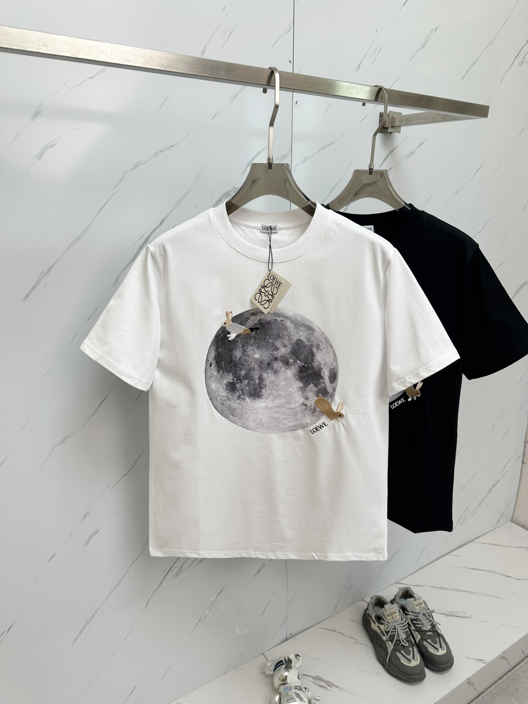 NO:125370,25ss latest and top SunaFujita co-branded Earth Moon Rabbit embroidered round neck short sleeves, the top quality counter original single short sleeves, top-level production craft imported fabrics, unique design of the counter model, using imported high-end customized fabrics, first-class feel!  Official website for sale!  Color black and white Size S-2XL X, T-shirt,alexander wang1986090925ss最新最顶级 SunaFujita联名地球月亮兔子刺绣圆领短袖,最顶级的品质专柜原单短袖,顶级制作工艺进口面料,专柜款独特设计,采用进口高端订制面料 手感一流！官网在售！ 颜色黑色白色两色 尺码S-2XL X,,T-shirt,alexander wang,Men's clothing