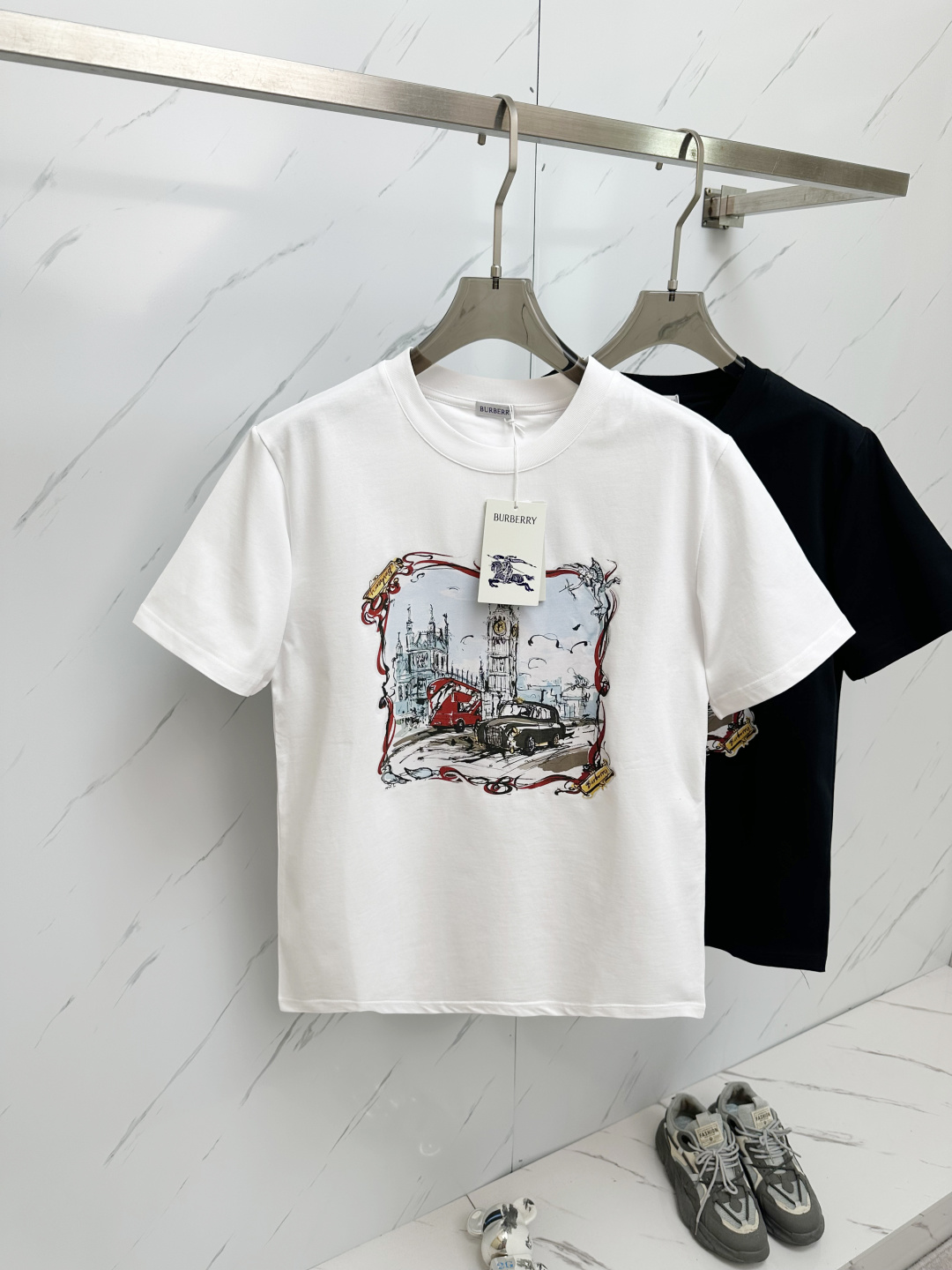 NO:125373,2025ssBur Spring and Summer latest round neck fashionable short-sleeved T-shirt, custom pure cotton fabric!  Comfortable and breathable!  The animation series is attractive and easy to wear. It is one of the series recommended by the B family in 25 years, 3D digital printing!  Original factory meticulous craftsmanship, a must-have item for handsome men...Black and white Size S-XXL X,,burberry,T-shirt,tees,t-shirt,alexander wang198609092025ssBur春夏最新款圆领时尚短袖T恤,定制纯棉面料！贴肤舒适透气！动漫系列耐看又好穿,是25年B家主推的系列之一,3D数码印花！原厂工艺一丝不苟,型男必备单品……黑色.白色 尺码S-XXL X,,burberry,T-shirt,tees，t-shirt,alexander wang,Men's clothing