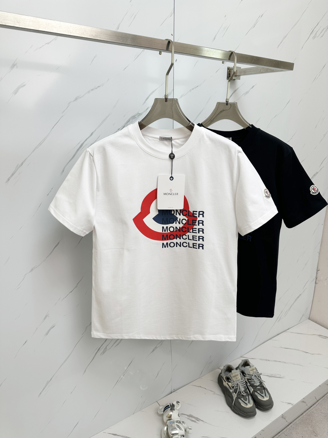 NO:125376,Mon2025ss summer latest product, available at the counter at the same time, original single ruthless goods, fashionable and casual round neck short-sleeved T-shirt, comfortable upper body!  Eye-catching and highlighted, using imported original fabric, top-level 3D digital printing craft letter pattern logo, simple but not lacking in fashion, fashionable and handsome upper body, 2 colors recommended, code number S-2XL X,, T-shirt,tees, t-shirt,alexander wang19860909Mon2025ss夏季最新品,专柜同步有售,原单狠货,时尚休闲圆领短袖T恤,上身舒适！吸睛而有亮点,采用进口原版面料,顶级3D数码印花工艺字母图案logo,简单而不失时尚,上身时尚帅气,2色推荐,码数S-2XL X,,T-shirt,tees，t-shirt,alexander wang,Men's clothing