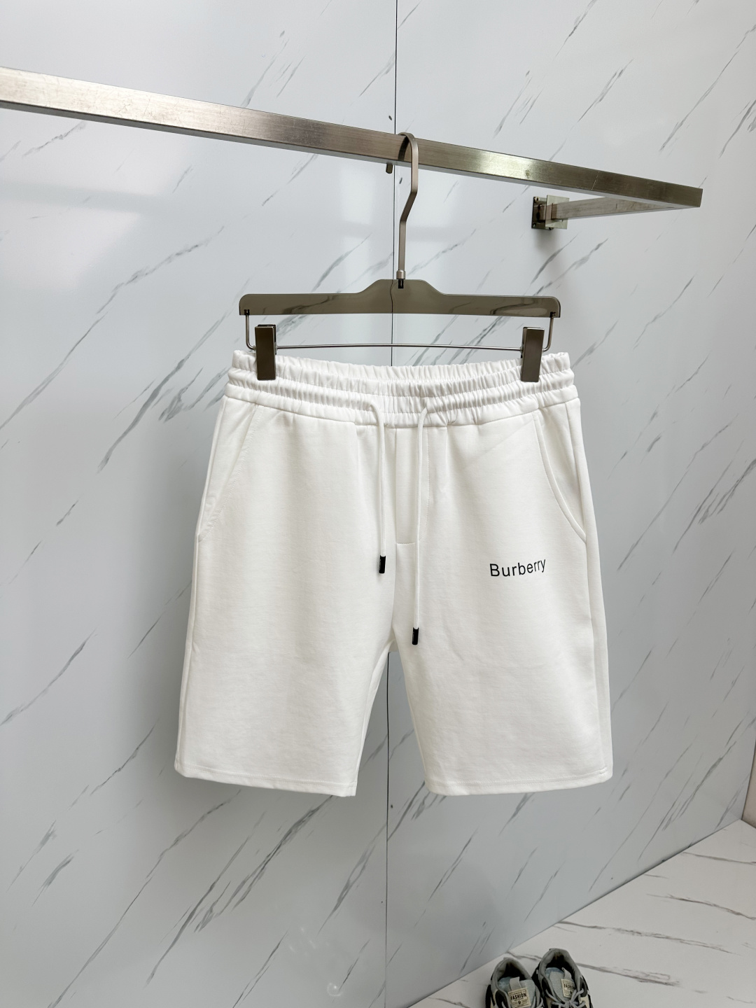 NO:118588,Exclusively available for new casual shorts, high-end version!  Customized fabrics for counters are breathable and comfortable, with impeccable details, and the brand element design concept reflects high quality. The feel is delicate and soft!  It is casually cut, with a great upper body style!  Code number M—3XL, shorts,alexander wang19860909独家专供新款休闲短裤,高端版本！专柜定制面料 透气舒适度高,细节无可挑剔,品牌元素设计理念,体现高品质.手感细腻柔软！呈现休闲裁剪,上身版型超赞！码数M—3XL,,shorts,alexander wang,Men's clothing