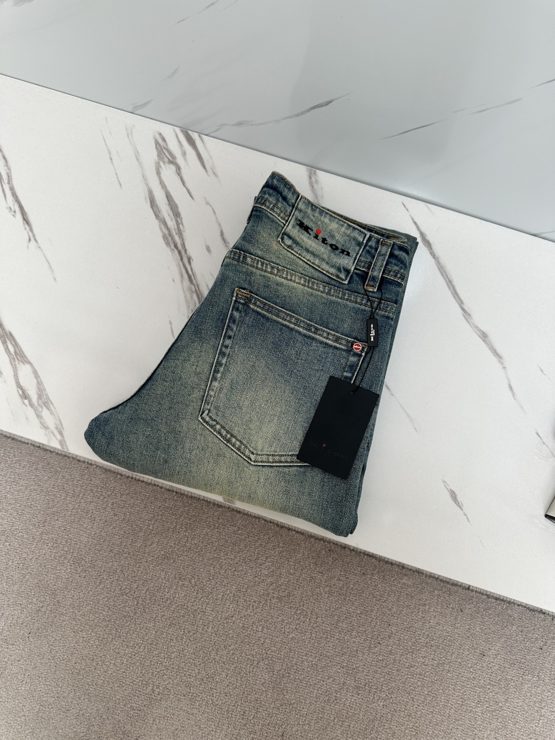 NO:120486,KITON# 25 Spring and summer original single men's fashion casual denim jeans, Hong Kong foreign business channel goods, high-end Japanese OEM production, heavy platinum-grade products, counter same channel orders, 8K !  Officially announced the style of painting album poster!  Predictable single items, a pair of jeans dominated by fabrics and craftsmanship, abandons the previous style and tone and takes the minimalist route. They are very pure and neat and clean, and the level of control in terms of dressing is not limited. They can be business or casual and fashionable, both solemn and harmonious, and have a full aura!  Customer-supplied high-quality imported denim original color fabric, specially selected Japanese Okayama pure 13oz ounce denim fabric, heavy environmentally friendly plant enzyme washing process, the texture has a light retro color, which is quite beautiful. The fabric is soft and delicate after washing, but has a strong bones and a little elastic, providing an excellent comfort experience, without any damage to the craft elements throughout the body, retaining the purest tannin color!  The details are impeccable, perfectly following the elements of the new season. The latest waist leather mark highlights the brand characteristics. Combined with elegant brand elements, it highlights the quality of the details. It is equipped with the iconic twisted buttons of the season, which adds a lot of visual points. It is fashionable and modern, and is very exquisite. It highlights the brand identity in the details and strongly reflects the overall luxury and high-end feeling!  The color matching is a classic and fashionable high-end counter color, with tough and capable lines, which meets the most popular color for men. It is very pure saturation gray, with perfect style and excellent hip lifting effect. It can easily sweep any top matching in the wardrobe. It has extensive compatibility and is satisfied with various daily outfits. It has a lot of upper body styles and must-have trousers for quality control and denim control!  Color blue Size 29 30 31 32 33 34 36 38,,jeans,alexander wang19860909KITON# 25 春夏原单男士时装休闲丹宁牛仔裤,香港洋行渠道货,高端日本代工出品,重磅白金级臻品,专柜同渠道订单,8K ！官宣画册海报穿搭款！ 可预测性的爆卖单品,以面料和工艺为主导的一款牛仔裤,摒弃了以往的风格与基调,走了极简的路线,非常纯粹且利落干净,穿搭性方面驾驭层次不受局限,即可商务也可休闲时髦,亦庄亦谐,自带满格气场！ 客供高级进口的丹宁原色面料,特选日本冈山纯正13oz 盎司牛仔布料,重磅环保植物酵素水洗工艺,肌理有着淡淡的复古色彩,相当漂亮,面料经过水洗后柔软细腻,但筋骨感极强,且略带弹力,提供了绝佳的舒适体验,通身无任何工艺元素破坏,保留了最纯粹的丹宁本色！ 细节无可挑剔,完美沿袭了新一季的元素,最新的腰部皮标彰显了品牌特质,结合优雅的品牌元素,凸显了细节之品质感,搭载当季标志性扭曲纽扣,视觉方面加分不少,时髦而摩登,非常精湛,于细节之处即彰显了品牌身份又强烈体现出整体的奢华与高级感！ 配色属于经典时尚高级专柜色,硬朗干练的线条,符合男性最为心头好的色调,非常纯粹的饱和度灰,版型剪裁完美,提臀修身效果绝佳,可轻松横扫衣橱任何的上装搭配,兼容性广泛,满足于日常各种穿搭,上身型款十足,于品质控及牛仔迷控者必入型裤装！ 颜色蓝色 尺码29 30 31 32 33 34 36 38,,jeans,alexander wang,Men's clothing