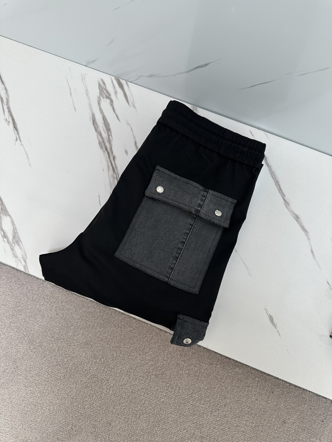 NO:120494,New models are available. Prada PRADA 2025 new products are available. Classic metal triangle splicing tooling trousers. High-quality fabric, special feel, super texture. Comfortable, soft and breathable. Trendy styles for men and women. Trousers. Color picture and color. Number of codes. M-3XL,,prada,prada,alexander wang.19860909新款上新 普拉达 PRADA 2025新品上架 经典金属三角标拼接工装款长裤 高品质面料、特别手感、超级质感 舒适柔软透气 潮流男女同款 长裤 颜色图片色 码数 M-3XL,,prada,prada,alexander wang,Men's clothing