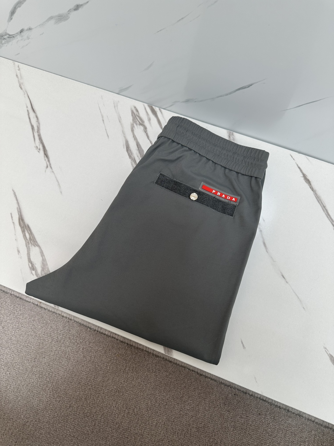 NO:120472,PRADA's latest spring and summer products in 2025, special counters are available at the same time, fashionable casual pants, imported original fabrics, extremely complex workmanship, the only channel that can be used as a purchasing agent level, top-level printing craft letter pattern logo, original hardware and auxiliary materials decoration, extremely high grade, comfortable and versatile, handsome and stylish upper body, code number M-3xL, prada, alexander wang19860909PRADA 2025春夏最新品,专柜同步有售,时尚休闲裤,进口原版面料,做工极为复杂,唯一可以做代购级别的渠道狠货,顶级印花工艺字母图案logo,原版五金辅料装饰,档次极高,舒适百搭,上身帅气有型,码数M-3xL,,prada,alexander wang,Men's clothing