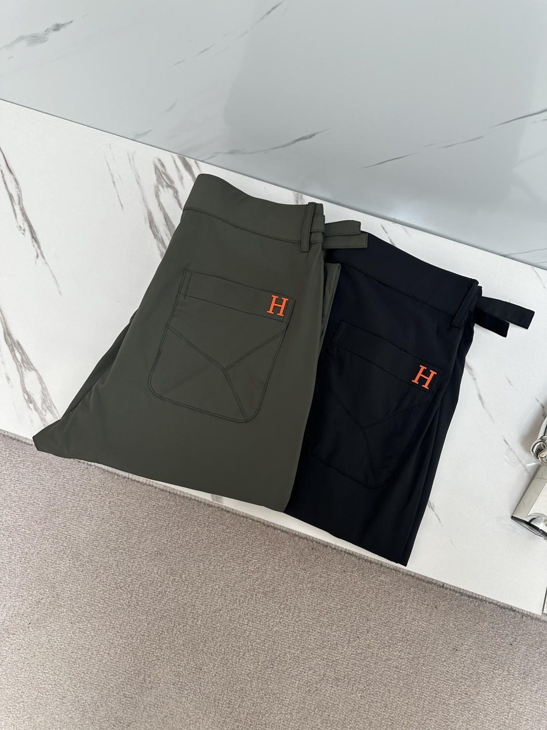 NO:120493,H Home 2025SS Early Spring New Product Original Single Men's Casual Pants A must-have type every season, a hot-selling ace item that needs no doubt, conforms to the best matching color number of the four seasons. It integrates a variety of arts and esthetics throughout the body, creating an unruly and individual style!  The details are excellent, very ingenious, and the accessories are all supplied to customers. Metal hardware strongly demonstrates the brand identity!  Impeccable!  Perfect cut size M-3xL, alexander wang19860909H家 2025SS早春 新品 原单男士休闲裤 每季必出的类型,无需质疑的热卖王牌单品,符合四季最佳的搭配色号 通体融入了多种工艺美学,缔造出不羁与个性的风格！细节方面极为出色,非常匠心考究,通体的辅料皆为客供 金属五金有力彰显了品牌身份！无可挑剔！版型剪裁完美 尺码M-3xL,,alexander wang,Men's clothing