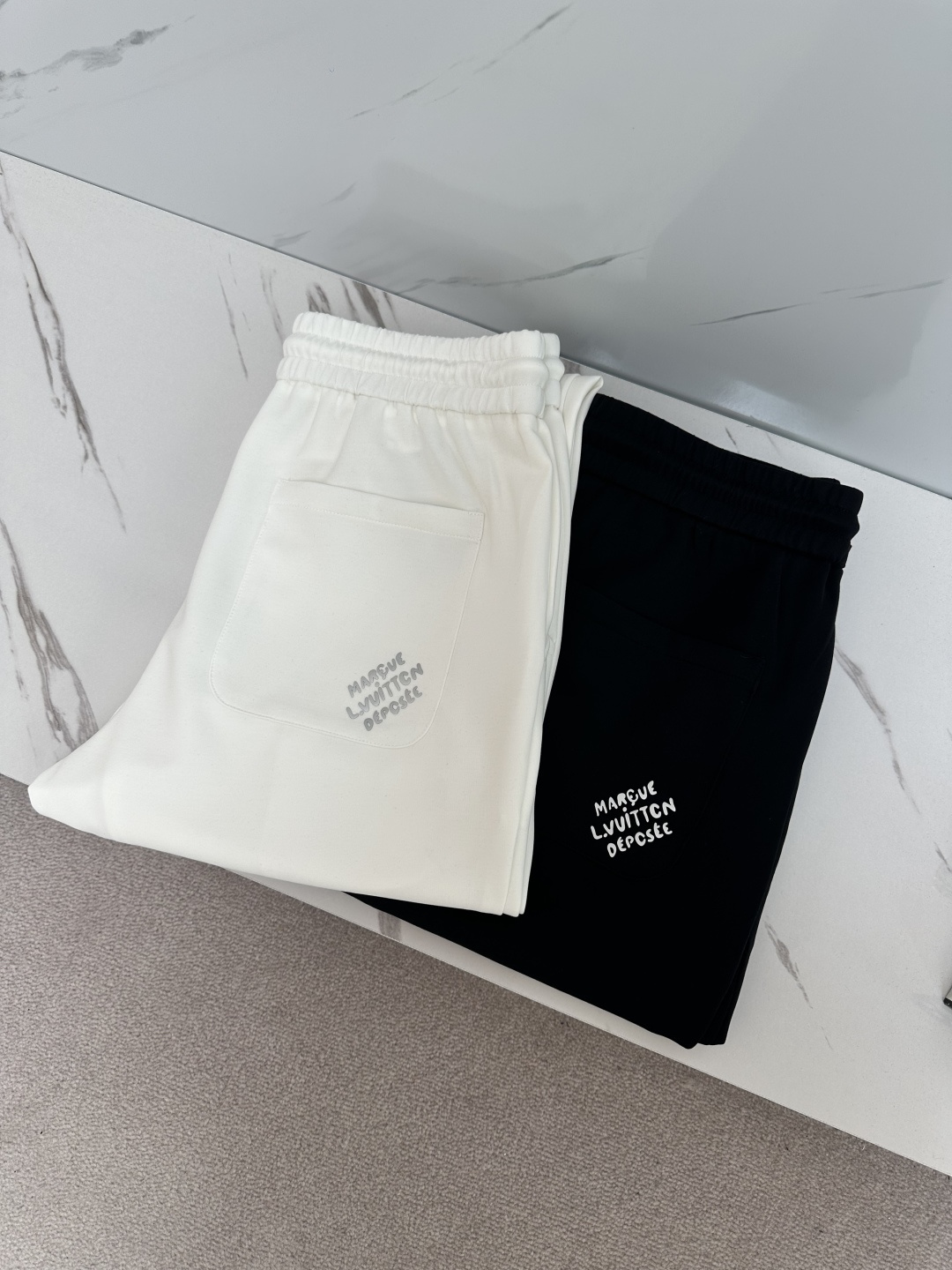 NO:120492,LV# 2025 Spring and Summer casual pants are a new interpretation of aesthetics, interpreting a strong style of style, with a strong sense of detail and design. The classic brand logo is used as a color combination to interpret classic brand fashion, adding luster to the overall shape. Imported fabrics are soft and comfortable. The inner woven surface is flat and has excellent comfort, simple and unique charm. European trade channels, Italian overseas warehouse straight hair, and overseas boutique limited sales. The new casual and fashionable sweatpants in spring and summer, this sweatpants adopt the design of a big brand to create a fashionable and trendy style, with exquisite details and in place, showing super high quality.  The trousers are decorated with iconic brand logos, highlighting the brand style, creating fashionable and diverse styles. The imported fabric is carefully crafted, soft and comfortable, and is also skin-friendly and warm. It is a pair of pants that are comfortable at home and out. You can go out with a casual jacket and sweatshirt~ Color black and white Size: M L XL 2XL 3XL,,louis vuitton,hoodie,sweatshirts,jackets & coats,alexander wang19860909LV# 2025 春夏休闲裤子 美学的焕新诠释,演绎浓郁的格调型时尚风范,细节感和设计感强悍.经典品牌标识做为色彩搭配,演绎经典的品牌时尚,为整体造型增光添彩.进口面料,柔软舒适.内里织面平整 舒适度极佳,简洁而富有独特魅力. 欧洲贸易渠道,意大利海外仓直发,海外精品限定销售.25春夏新款休闲时尚卫裤,这款卫裤采用大牌的设计打造时尚潮流感,细节处理精致到位,展现超高的品质. 裤身上点缀标志性品牌标识,彰显品牌格调,打造时尚多样的造型.进口面料精心打造,柔软舒适,还亲肤保暖,是居家和外出都很舒适的一款裤子,随便搭个外套卫衣就可以出门啦~ 颜色黑色 白色 尺码:M L XL 2XL 3XL,,louis vuitton,hoodie,sweatshirts,jackets & coats,alexander wang,Men's clothing