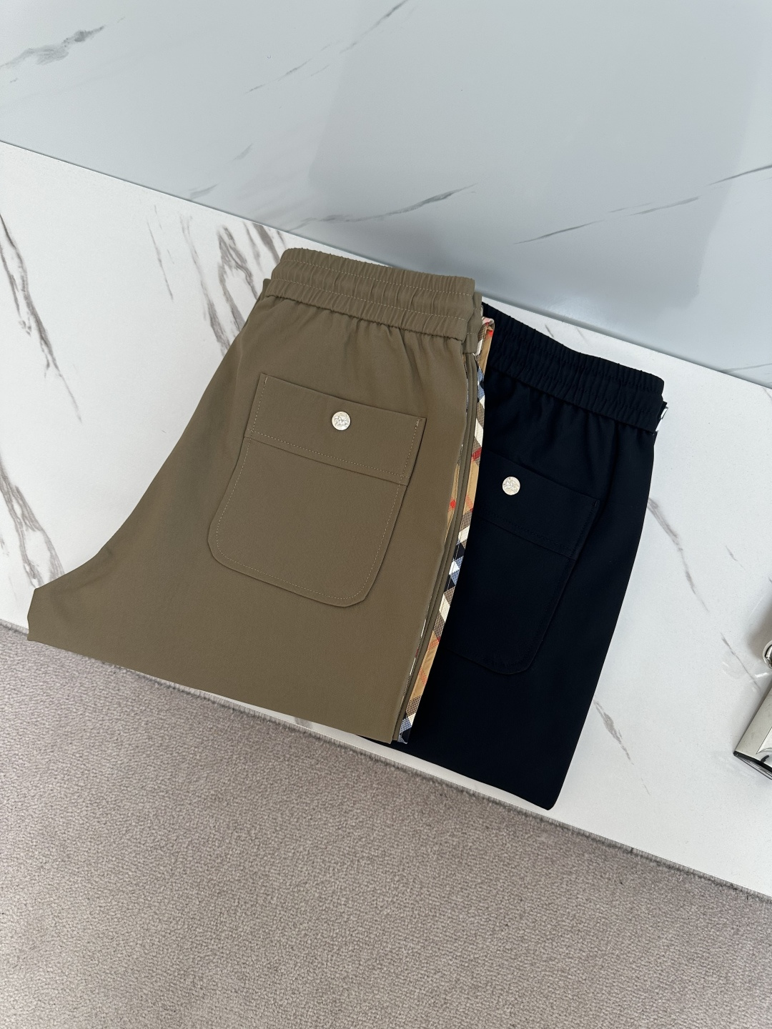 NO:120475,Bu2025 early autumn new casual pants!  The official website is released simultaneously. The brand's classic LOGO casual pants, customized fabric, excellent comfort, strong hand touch. Extremely recognizable, perfect quality craftsmanship. Size M-3XL, alexander wang19860909Bu2025早秋新款休闲裤！官网同步发售.品牌经典LOGO休闲裤 ,定制面料,舒适度极好,手触感强烈.辨识度极高,完美品相工艺. 尺码M-3XL,,alexander wang,Men's clothing