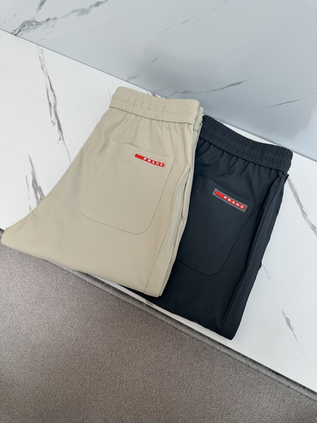 NO:120469,PRAD 2025 Spring and Summer latest products, special counters are available at the same time, fashionable casual pants, imported original fabrics, extremely complex workmanship, the only channel that can be used as a purchasing agent level, classic triangle logo, original hardware and auxiliary materials decoration, extremely high grade, comfortable and versatile, handsome and stylish upper body, code M-3XL, prada, alexander wang19860909PRAD 2025春夏最新品,专柜同步有售,时尚休闲裤,进口原版面料,做工极为复杂,唯一可以做代购级别的渠道狠货,经典三角标logo,原版五金辅料装饰,档次极高,舒适百搭,上身帅气有型,码数M-3XL,,prada,alexander wang,Men's clothing