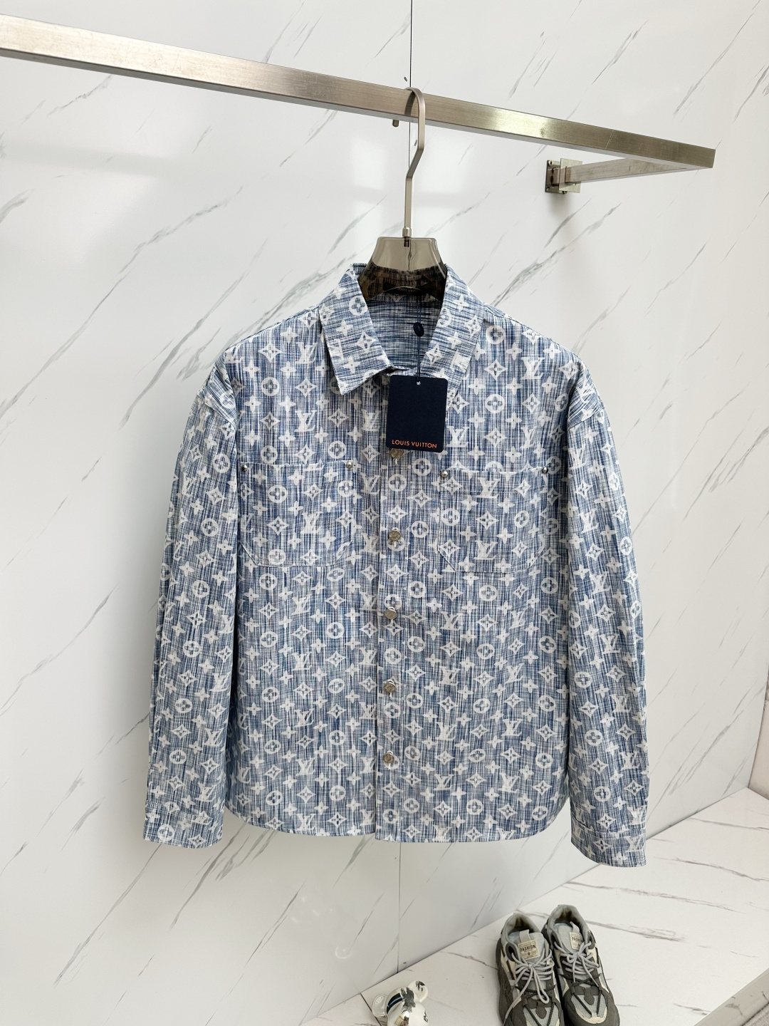 NO:120496,25 early autumn new model is available. LV's latest jacquard washing denim shirt jacket, elegant lapel casual style, both look good on the outside and inside!  Custom fabrics The upper body is casual and fashionable!  Original opening film customization perfect workmanship quality depends on details. Same model for men and women. S- XL,,louis vuitton,jackets & coats,shirts,alexander wang1986090925早秋新款上新 LV最新提花水洗牛仔衬衫外套,气质翻领休闲版型外搭内搭都好看！定制面料 上身随性又时髦！原版开膜定制完美做工品质看细节 男女同款 码数S- XL,,louis vuitton,jackets & coats,shirts,alexander wang,Men's clothing