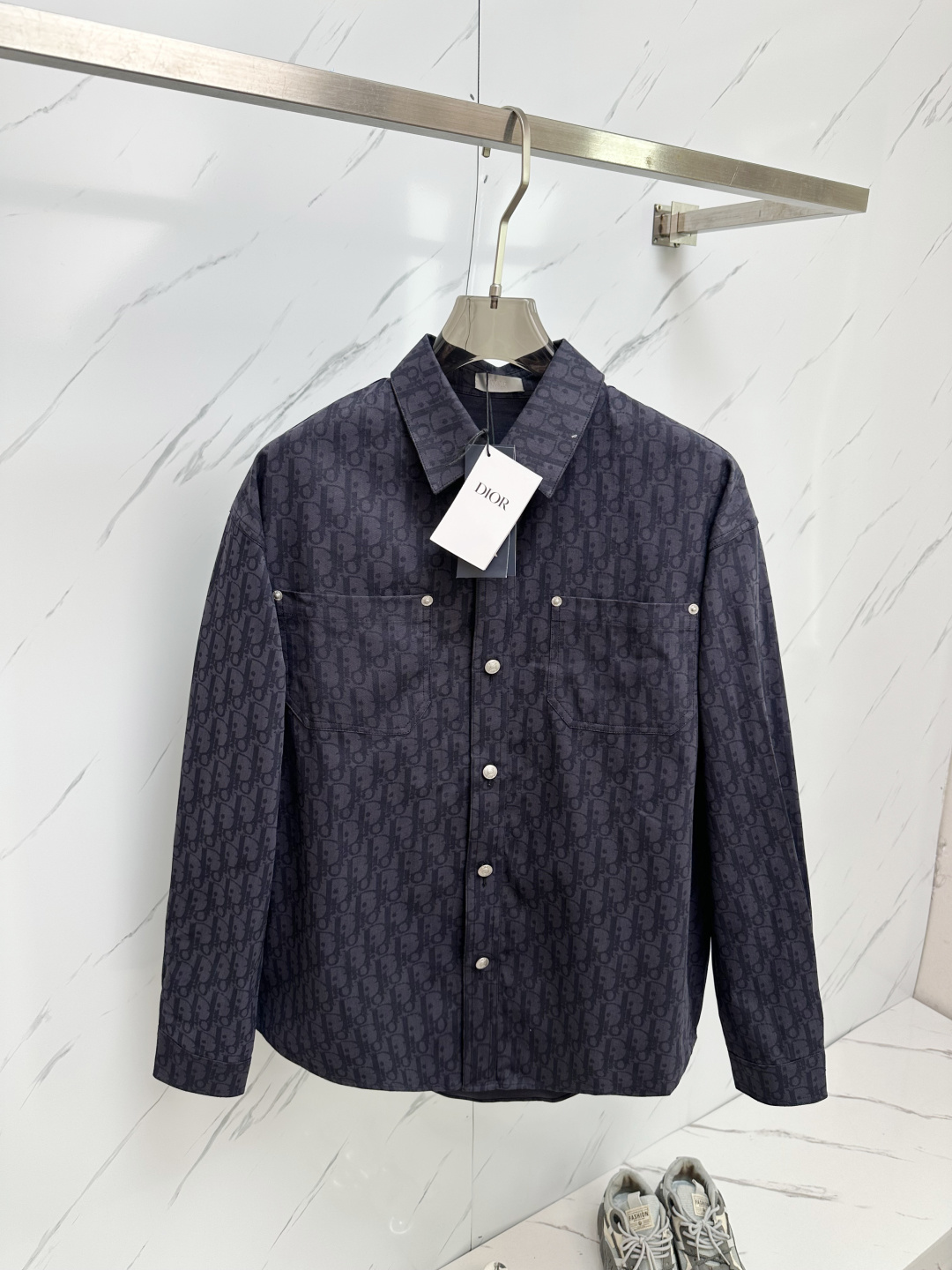 NO:120498,High-version dior/Dio home CD 25 full of dark patterns presbyterian LOGO jacquard long-sleeved shirt denim jacket navy blue jacquard letter lapel cd classic logo design, cotton denim, custom high-quality hardware, same style for men and women three colors black blue and white size S-XL, dior,dior, jackets & coats, jackets & coats,shirts,alexander wang19860909高版本dior/迪奥家 CD 25满身暗纹老花LOGO提花长袖衬衫牛仔外套夹克 海军蓝色提花字母翻领cd经典标志设计,棉质牛仔布,定制高品质五金,男女同款 三色齐发黑蓝白尺码S-XL,,dior,dior,jackets & coats,jackets & coats,shirts,alexander wang,Men's clothing