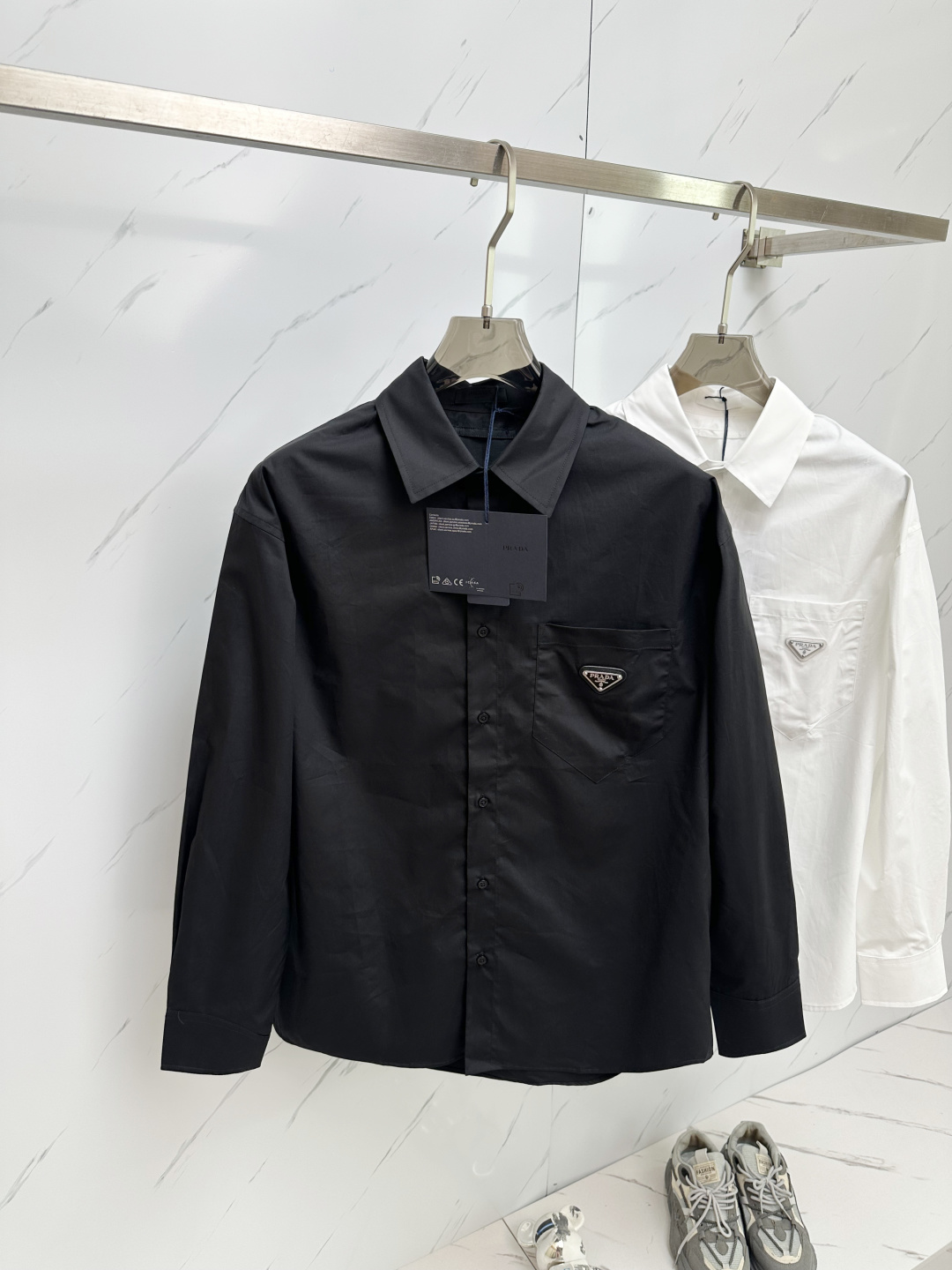 NO:120487,Pra25ss pocket triangle long-sleeved shirt was purchased from 9,900 yuan. This model is made of Germany's latest buried clamping mechanism, with high-quantitle sill method for bilateral access control, pocket positioning and cutting. Original custom steel standard, custom blunt steel material, laser engraving. The three-standard auxiliary materials are equipped simultaneously. The workmanship is guaranteed, the needle distance is fine, the wiring is neat, and the brand factory assembly line is produced, the same model for men and women!  Color black/white Size S M L XL,,prada,shirts,alexander wang19860909Pra25ss口袋三角标长袖衬衫 原9,900购入,该款采用德国最新埋夹机制做而成,双边门禁高分位坎法,口袋定位剪裁.原版定制钢标,钝钢材料定制,激光刻字.三标辅料同步配齐.做工保证、针距细密、走线整齐,品牌工厂流水线生产,男女同款！ 颜色黑色/白色 尺码S M L XL,,prada,shirts,alexander wang,Men's clothing