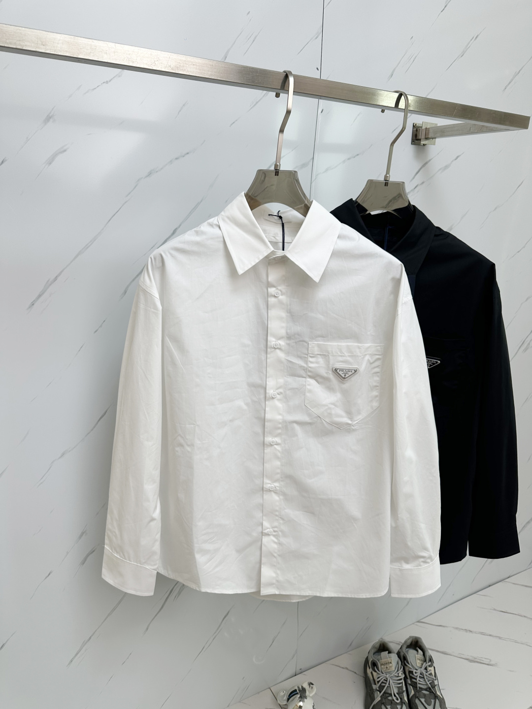 NO:126718,Pra25ss pocket triangle long-sleeved shirt was purchased from 9,900 yuan. This model is made of Germany's latest buried clamping mechanism, with high-quantitle sill method for bilateral access control, pocket positioning and cutting. Original custom steel standard, custom blunt steel material, laser engraving. The three-standard auxiliary materials are equipped simultaneously. The workmanship is guaranteed, the needle distance is fine, the wiring is neat, and the brand factory assembly line is produced, the same model for men and women!  Color black/white Size S M L XL,,prada,shirts,alexander wang19860909Pra25ss口袋三角标长袖衬衫 原9,900购入,该款采用德国最新埋夹机制做而成,双边门禁高分位坎法,口袋定位剪裁.原版定制钢标,钝钢材料定制,激光刻字.三标辅料同步配齐.做工保证、针距细密、走线整齐,品牌工厂流水线生产,男女同款！ 颜色黑色/白色 尺码S M L XL,,prada,shirts,alexander wang,Men's clothing