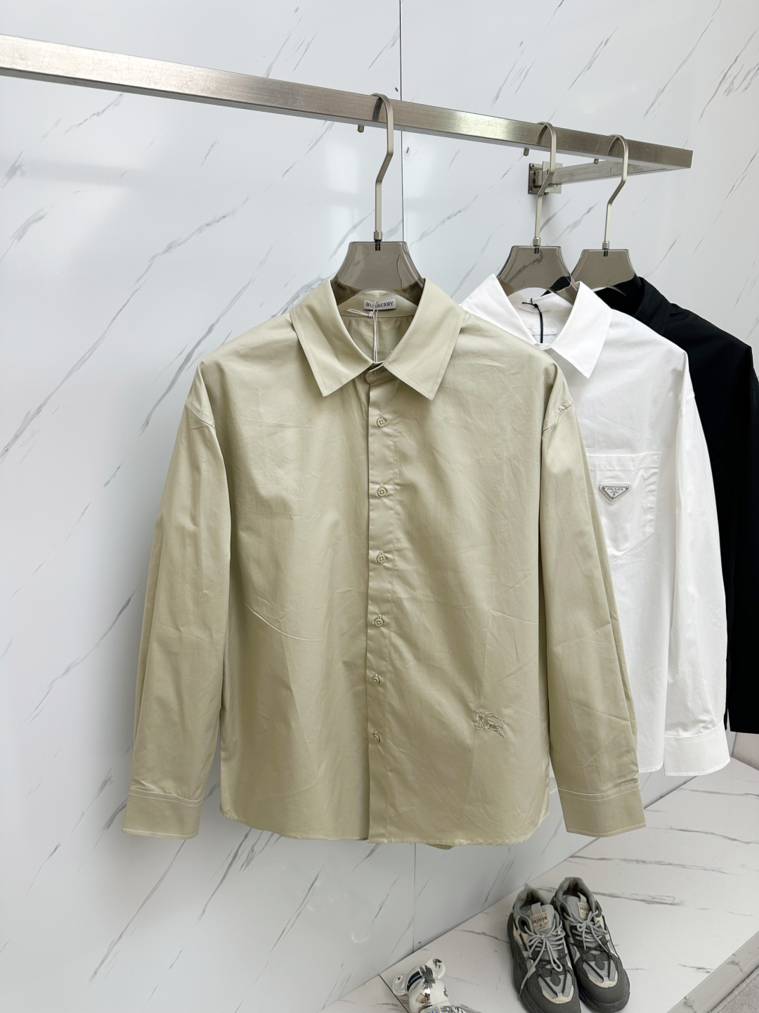 NO:120490,Burberry casual long-sleeved shirt, trading company channel goods, pure bloodline, early autumn new products, high-end Thai OEM production, classic evergreen ace product!  A shirt that is very consistent with the aesthetic tone of the B family, the styling design perfectly follows the essence of the B family. It has a rich British style, and the hem is infused with the iconic war horse embroidery body, which is quite recognizable and identifiable!  The details are exquisite and sophisticated, with strict stitching, first-class tailoring, and every inch is just right. The lines are smooth and clean, and the invincible versatile type is both solemn and harmonious. It is both business and leisure, and can run through multiple seasons. It is very compatible with the bottoms. It is a basic item that is essential for men's wardrobe!  Size S- XL, burberry,shirts,alexander wang19860909巴宝莉休闲长袖衬衫,贸易公司渠道货,纯正血统,早秋新品,高端泰国代工出品,经典常青王牌产物！ 极符合B家族美学基调的一款衬衫,造型设计完美沿袭了B家的精髓.具有浓郁的英伦风格,下摆注入标志性战马刺绣体,颇具辨识度且标榜了身份！ 细节工艺精致考究,严丝合缝,剪裁一流,每一寸都拿捏的恰到好处,线条感流畅干净,无敌的百搭类型,亦庄亦谐,商务与休闲兼备,可以贯穿多个季节,与下装兼容空间极高,男人衣橱必备的基础单品！尺码S- XL,,burberry,shirts,alexander wang,Men's clothing