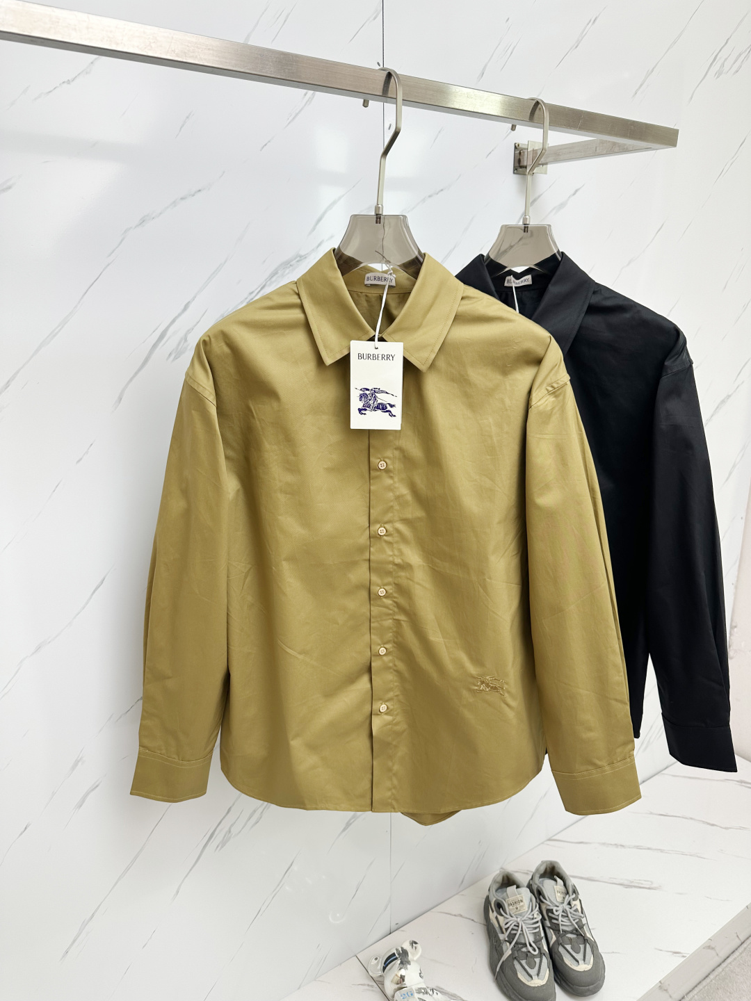 NO:126720,Burberry casual long-sleeved shirt, trading company channel goods, pure bloodline, early autumn new products, high-end Thai OEM production, classic evergreen ace product!  A shirt that is very consistent with the aesthetic tone of the B family, the styling design perfectly follows the essence of the B family. It has a rich British style, and the hem is infused with the iconic war horse embroidery body, which is quite recognizable and identifiable!  The details are exquisite and sophisticated, with strict stitching, first-class tailoring, and every inch is just right. The lines are smooth and clean, and the invincible versatile type is both solemn and harmonious. It is both business and leisure, and can run through multiple seasons. It is very compatible with the bottoms. It is a basic item that is essential for men's wardrobe!  Size S- XL, burberry,shirts,alexander wang19860909巴宝莉休闲长袖衬衫,贸易公司渠道货,纯正血统,早秋新品,高端泰国代工出品,经典常青王牌产物！ 极符合B家族美学基调的一款衬衫,造型设计完美沿袭了B家的精髓.具有浓郁的英伦风格,下摆注入标志性战马刺绣体,颇具辨识度且标榜了身份！ 细节工艺精致考究,严丝合缝,剪裁一流,每一寸都拿捏的恰到好处,线条感流畅干净,无敌的百搭类型,亦庄亦谐,商务与休闲兼备,可以贯穿多个季节,与下装兼容空间极高,男人衣橱必备的基础单品！尺码S- XL,,burberry,shirts,alexander wang,Men's clothing