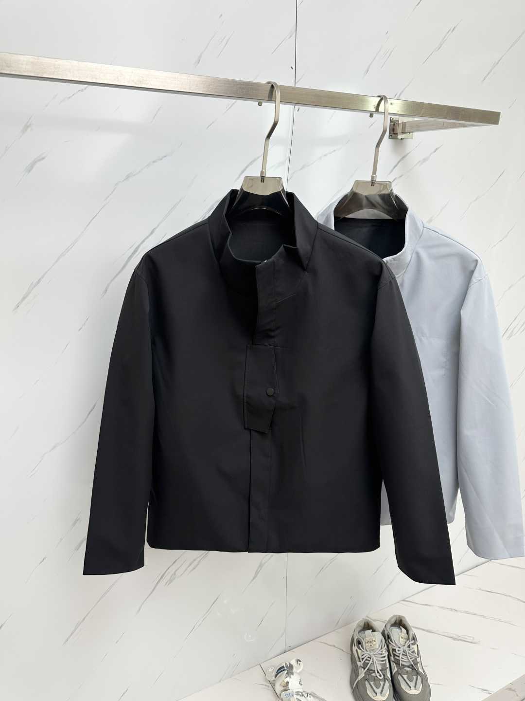 NO:120495,ZEG2025 new men's jacket stand collar, stand collar style, high-end counter fabric, breathable and comfortable, impeccable details, brand element design concept, cutting, exquisite workmanship and complex craftsmanship, professional purchasing grade reflects high quality. The feel is delicate and soft!  It is casually cut, with a great upper body style!  Code number M~XXXL,,jackets & coats,jackets & coats,alexander wang19860909ZEG2025开秋新款男士夹克外套立领,立领款式 高定专柜面料 透气舒适度高,细节无可挑剔,品牌元素设计理念,裁剪,做工考究工艺复杂,专业代购级体现高品质.手感细腻柔软！呈现休闲裁剪,上身版型超赞！ 码数M～XXXL,,jackets & coats,jackets & coats,alexander wang,Men's clothing