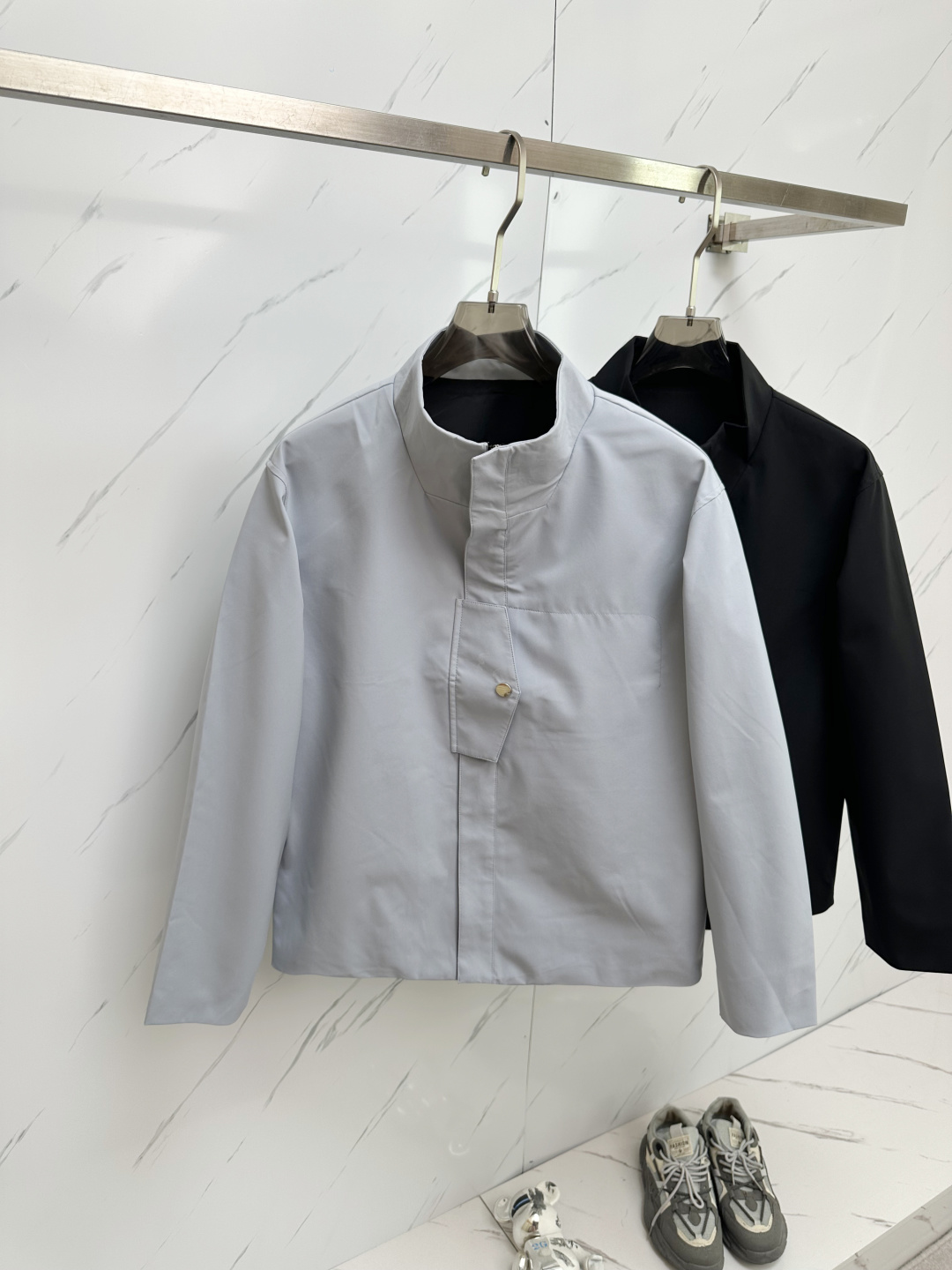 NO:126712,ZEG2025 new men's jacket stand collar, stand collar style, high-end counter fabric, breathable and comfortable, impeccable details, brand element design concept, cutting, exquisite workmanship and complex craftsmanship, professional purchasing grade reflects high quality. The feel is delicate and soft!  It is casually cut, with a great upper body style!  Code number M~XXXL,,jackets & coats,jackets & coats,alexander wang19860909ZEG2025开秋新款男士夹克外套立领,立领款式 高定专柜面料 透气舒适度高,细节无可挑剔,品牌元素设计理念,裁剪,做工考究工艺复杂,专业代购级体现高品质.手感细腻柔软！呈现休闲裁剪,上身版型超赞！ 码数M～XXXL,,jackets & coats,jackets & coats,alexander wang,Men's clothing