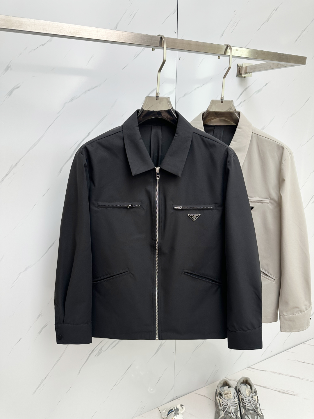 NO:120478,PR 2025 early spring new model is available, original single ruthless product, imported Italian fabrics, fashionable jacket and windbreaker jacket. The upper body is more casual and elegant, and the counter original hardware is luxurious and high-end customized accessories new work!  Classic triangular embellishment design, original auxiliary materials, extreme luxury!  Soft and comfortable. The upper body is so handsome!  Suitable for any scene!  Size M-XXXL,,jackets & coats,jackets & coats,alexander wang19860909PR 2025早春新款上市 原单狠货 意大利进口面料时尚夹克风衣外套.上身更随意大方,专柜原版五金奢华高档定制配饰新作！经典三角标点缀设计,原版辅料,奢华极致！柔软舒适.上身爆帅！适合任意场景！ 尺码M-XXXL,,jackets & coats,jackets & coats,alexander wang,Men's clothing