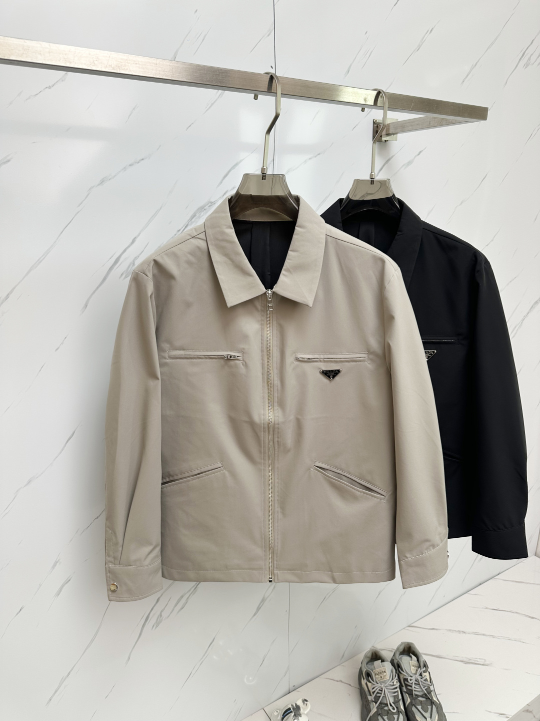 NO:126724,PR 2025 early spring new model is available, original single ruthless product, imported Italian fabrics, fashionable jacket and windbreaker jacket. The upper body is more casual and elegant, and the counter original hardware is luxurious and high-end customized accessories new work!  Classic triangular embellishment design, original auxiliary materials, extreme luxury!  Soft and comfortable. The upper body is so handsome!  Suitable for any scene!  Size M-XXXL,,jackets & coats,jackets & coats,alexander wang19860909PR 2025早春新款上市 原单狠货 意大利进口面料时尚夹克风衣外套.上身更随意大方,专柜原版五金奢华高档定制配饰新作！经典三角标点缀设计,原版辅料,奢华极致！柔软舒适.上身爆帅！适合任意场景！ 尺码M-XXXL,,jackets & coats,jackets & coats,alexander wang,Men's clothing